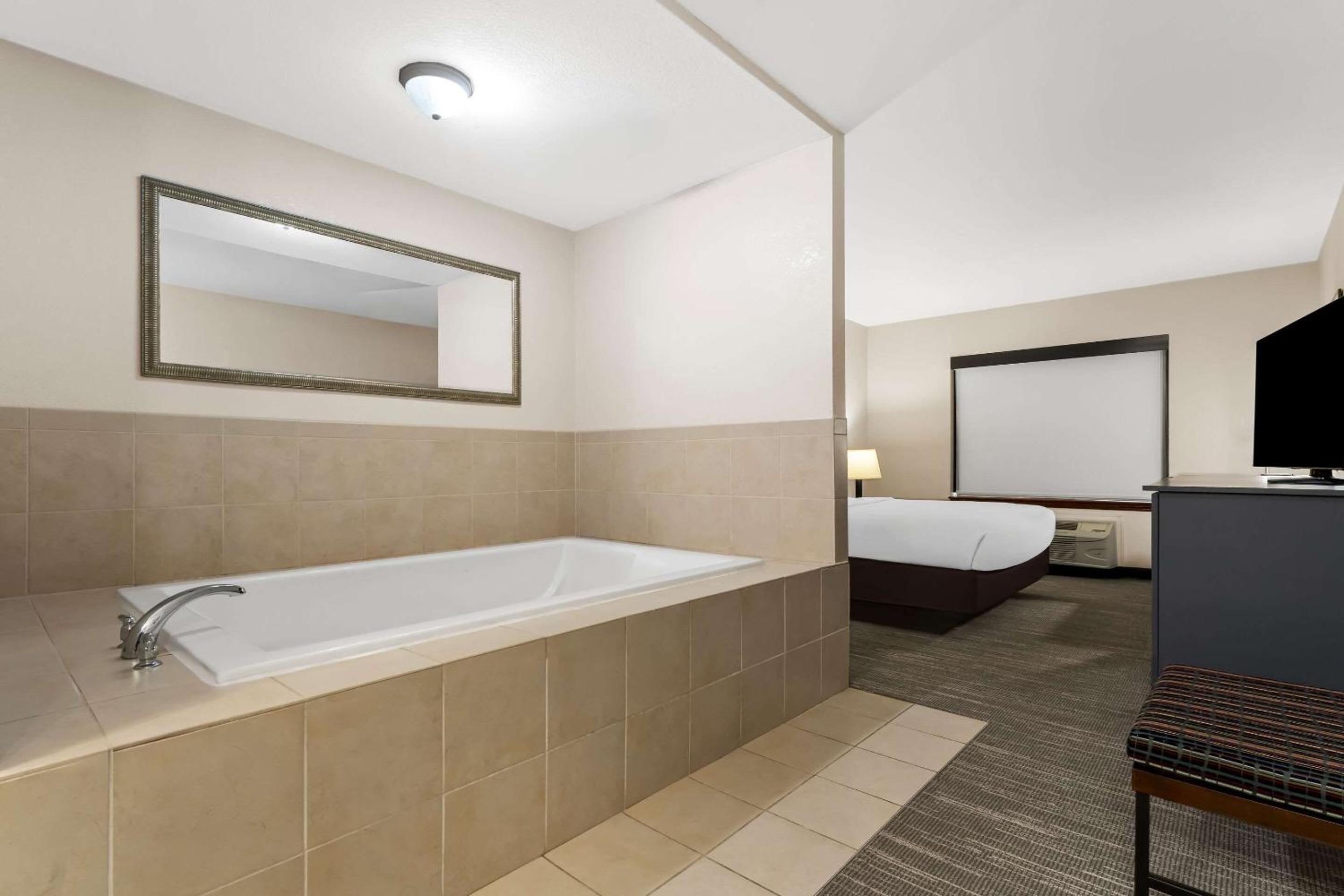 King Room - Non Smoking/Pet Friendly photo 3