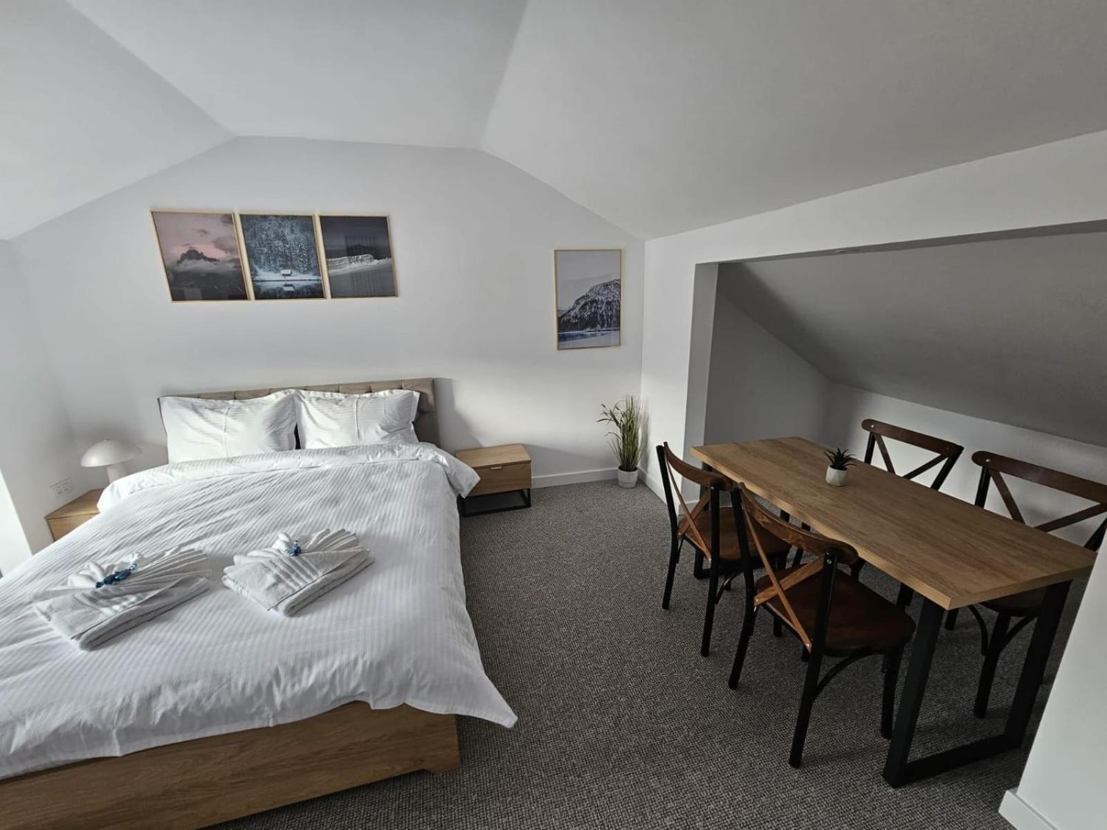 Two-Bedroom Deluxe Apartment - Photo 4