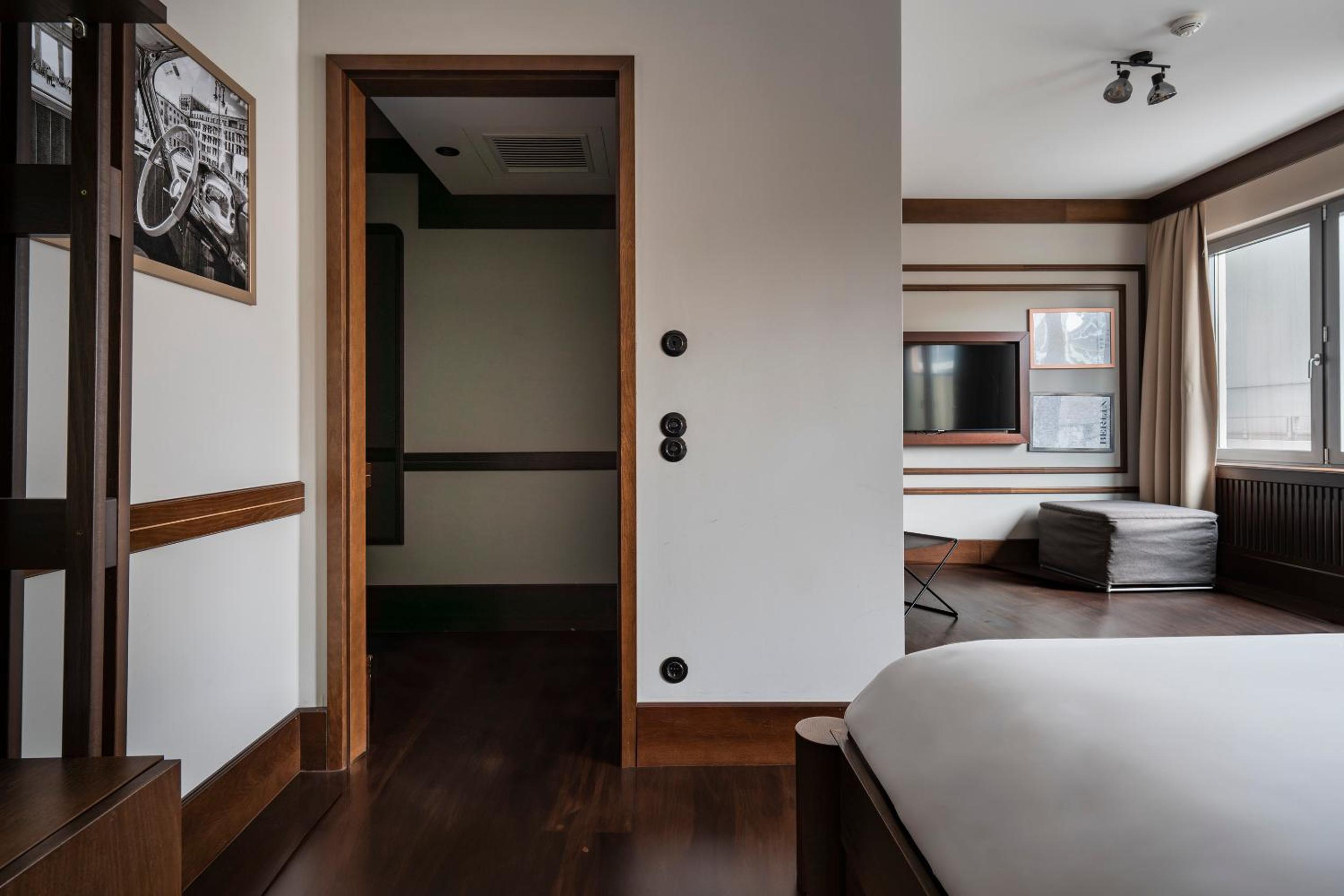 Medium Room with Balcony photo 2