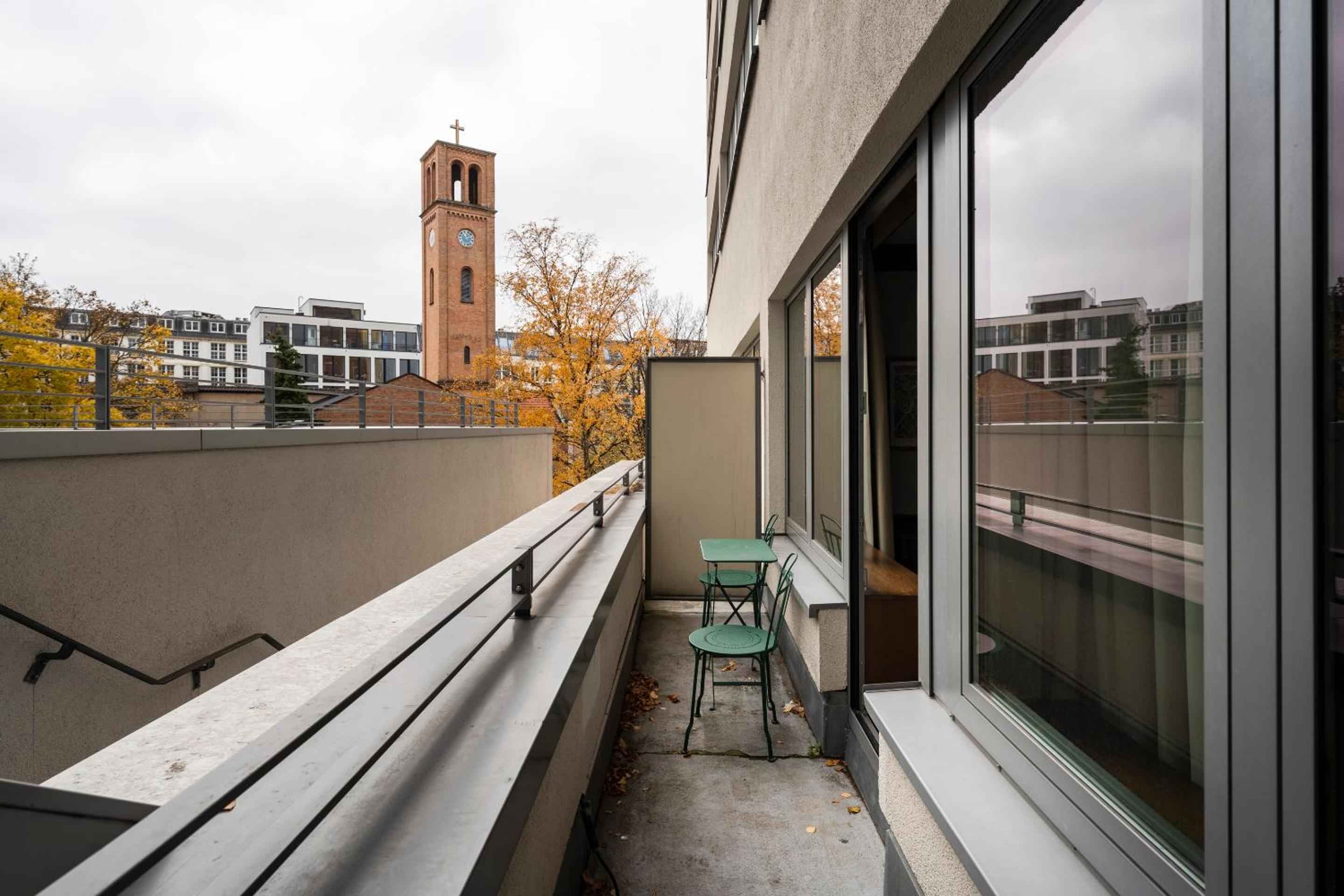 Medium Room with Balcony photo 3