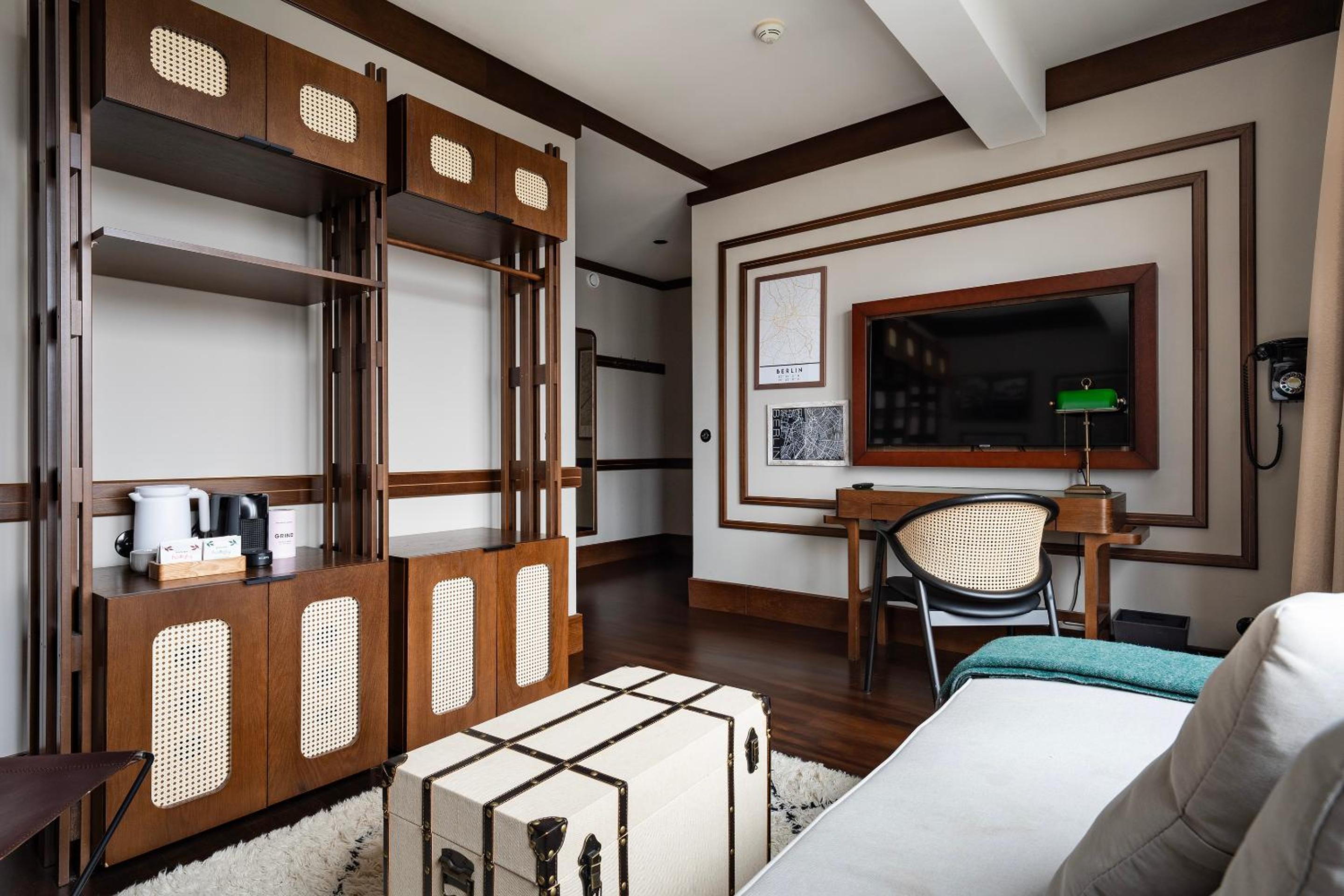 Extra Large Room with Separate Living Area photo 3