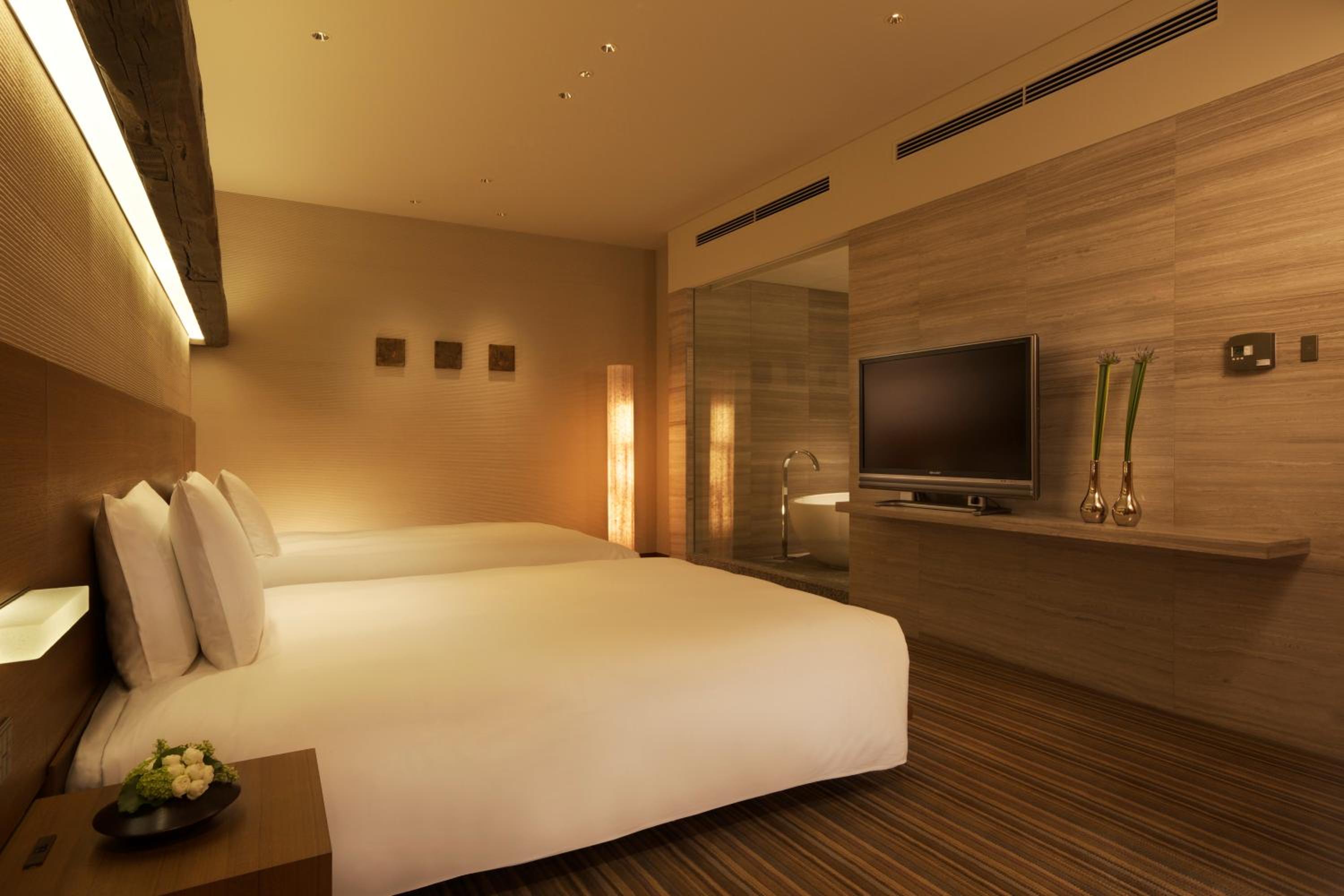 Atrium Suite with Two Queen Beds photo 2