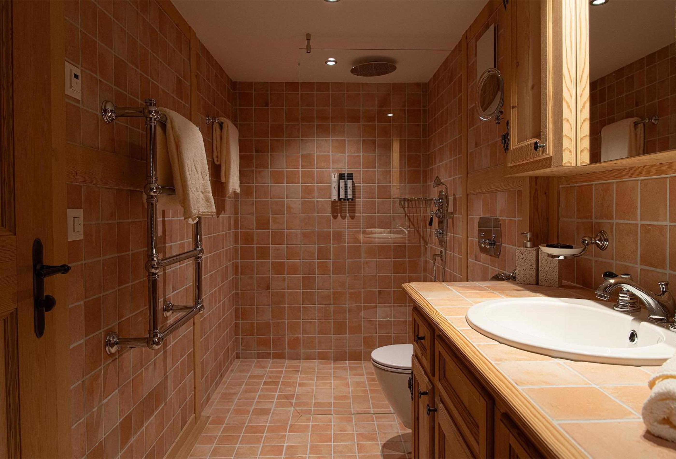 Suite 33 - Photo 15