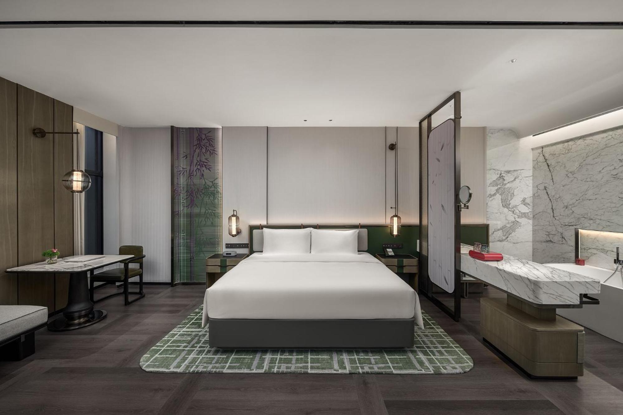 Standard King Room with Lounge Access