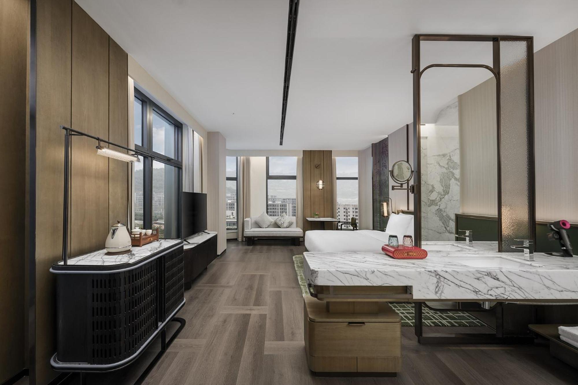 Hualuxe Suite