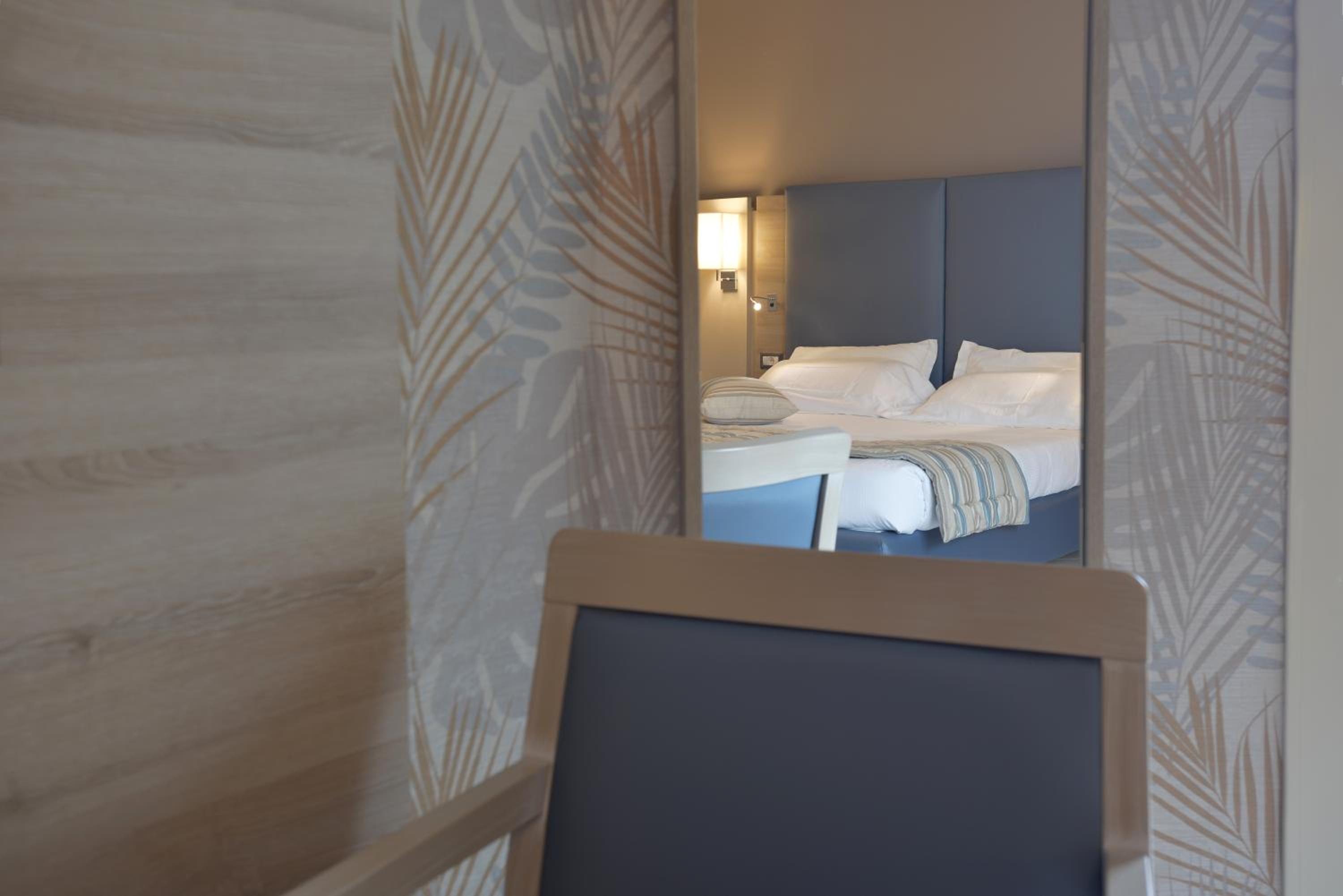 Quadruple Room with Balcony - Photo 7