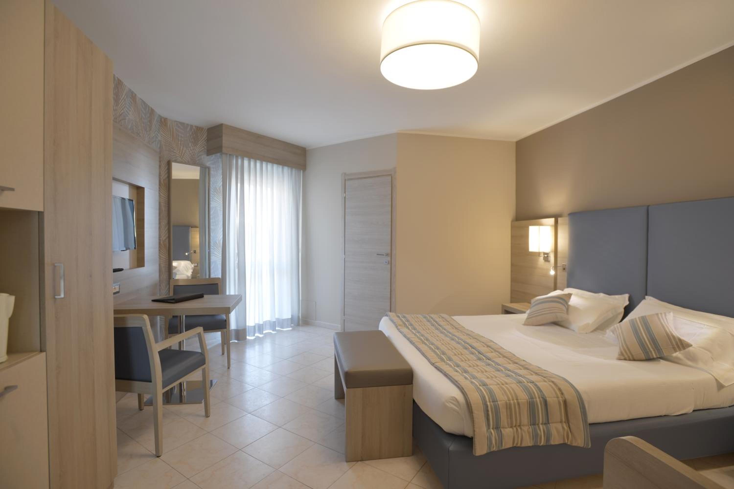 Quadruple Room with Balcony - Photo 3