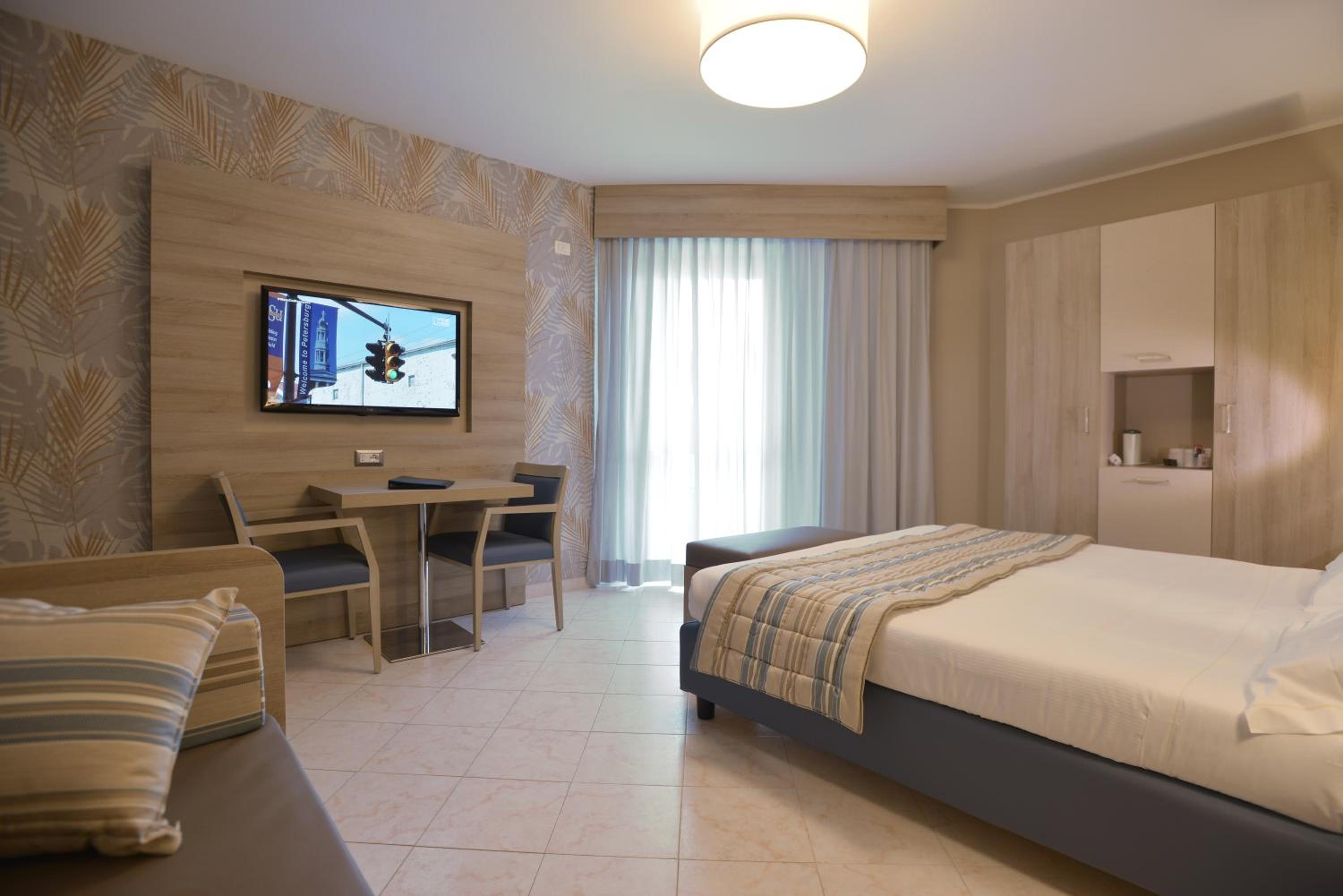 Quadruple Room with Balcony - Photo 2
