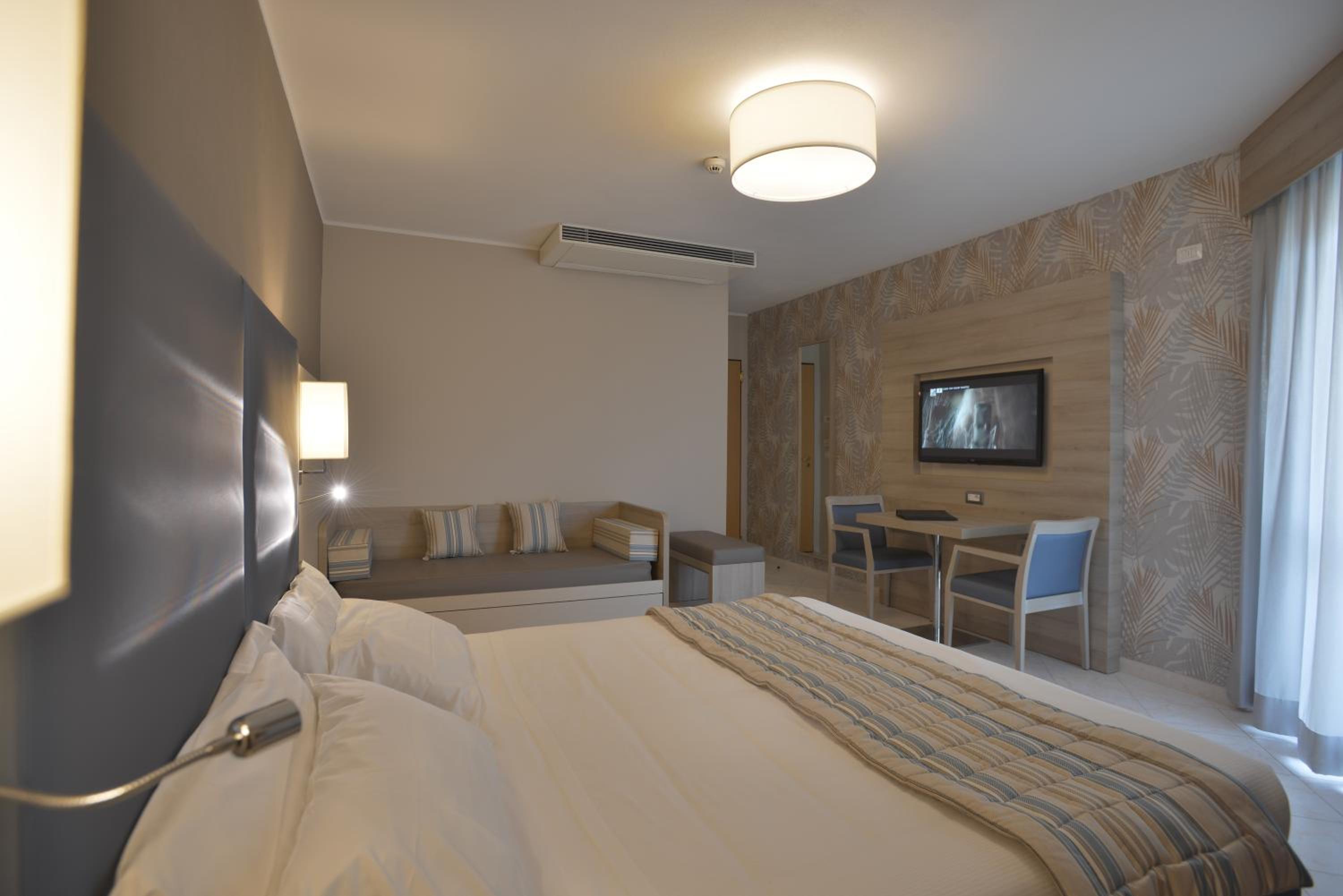 Quadruple Room with Balcony - Photo 6