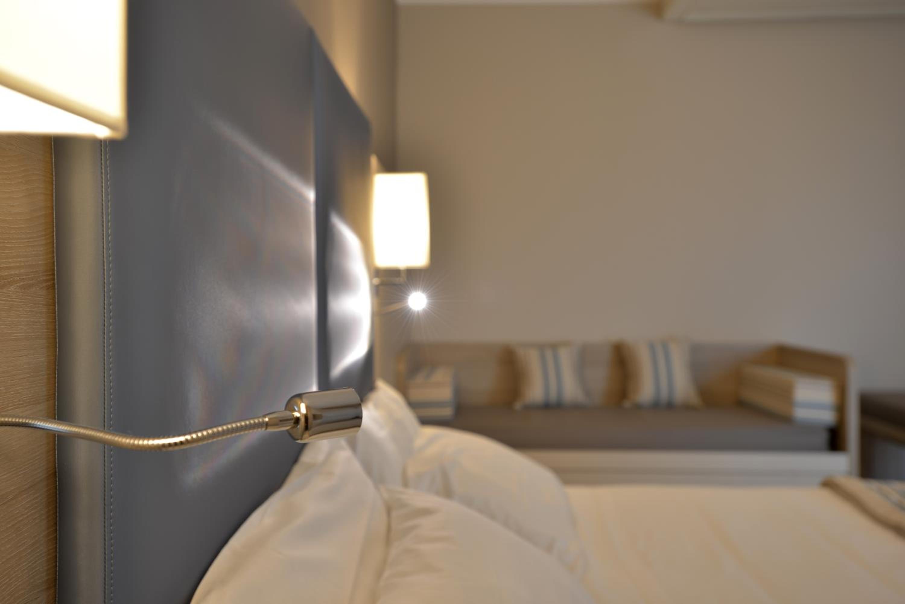 Quadruple Room with Balcony - Photo 5