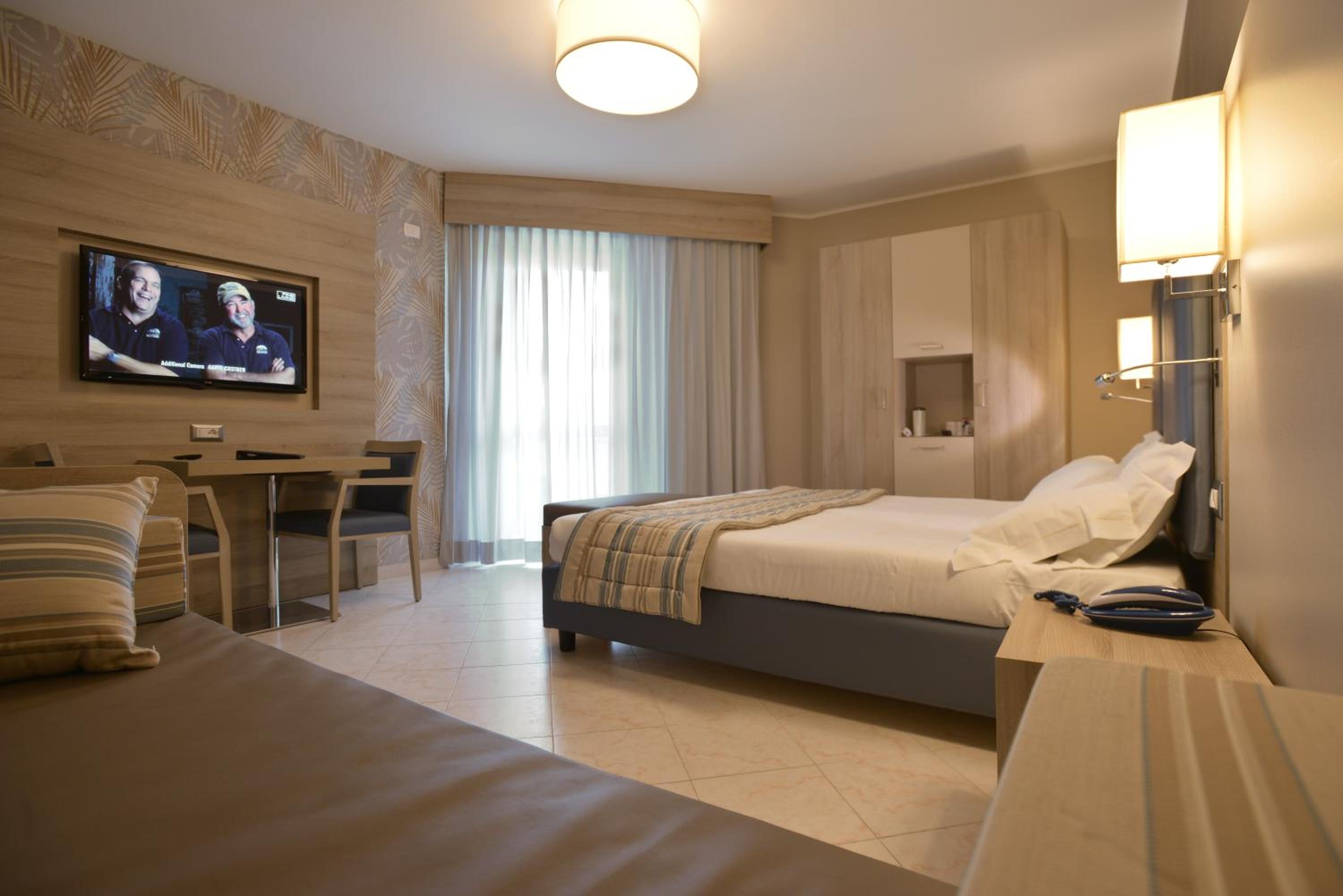 Quadruple Room with Balcony - Photo 14