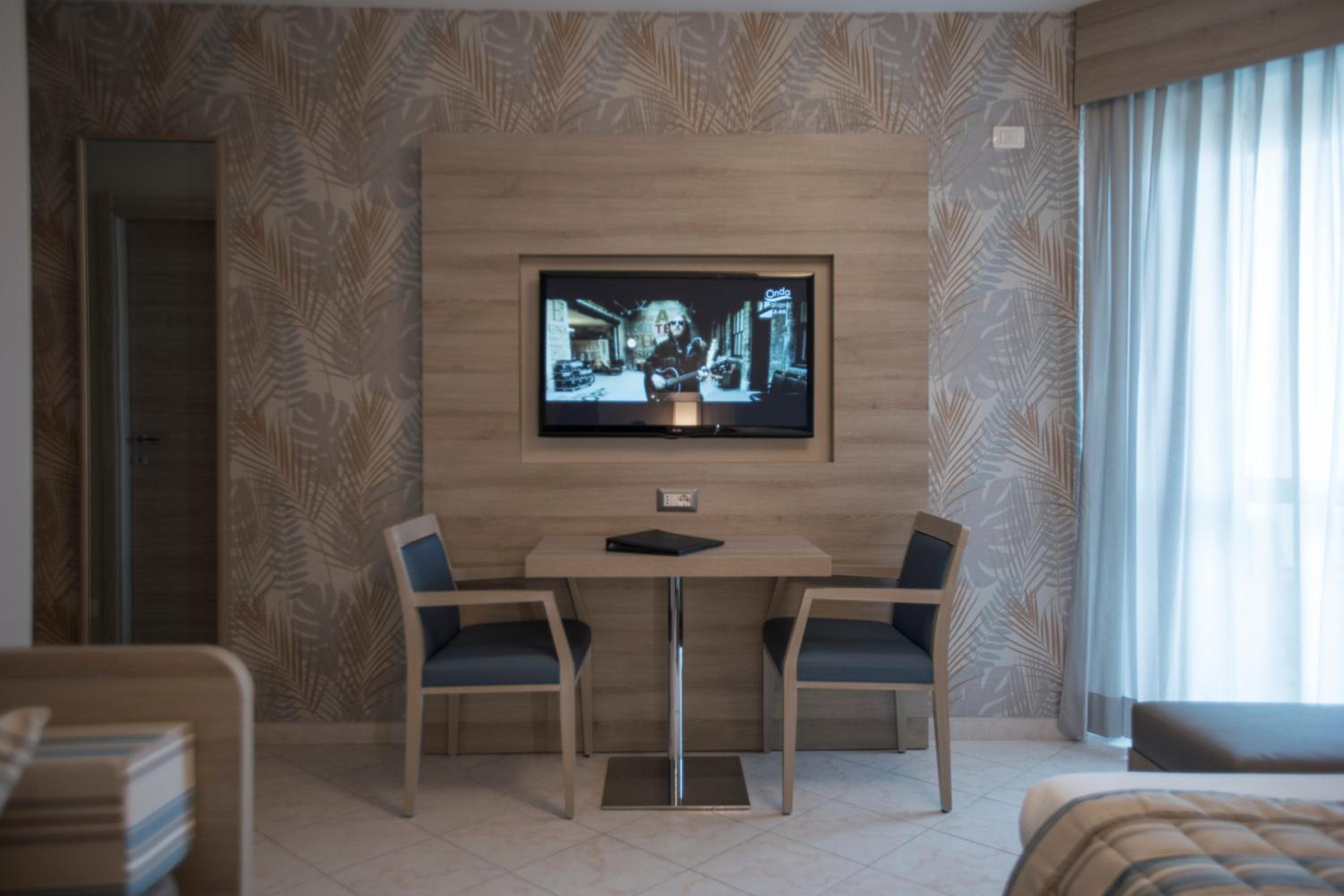 Quadruple Room with Balcony - Photo 4