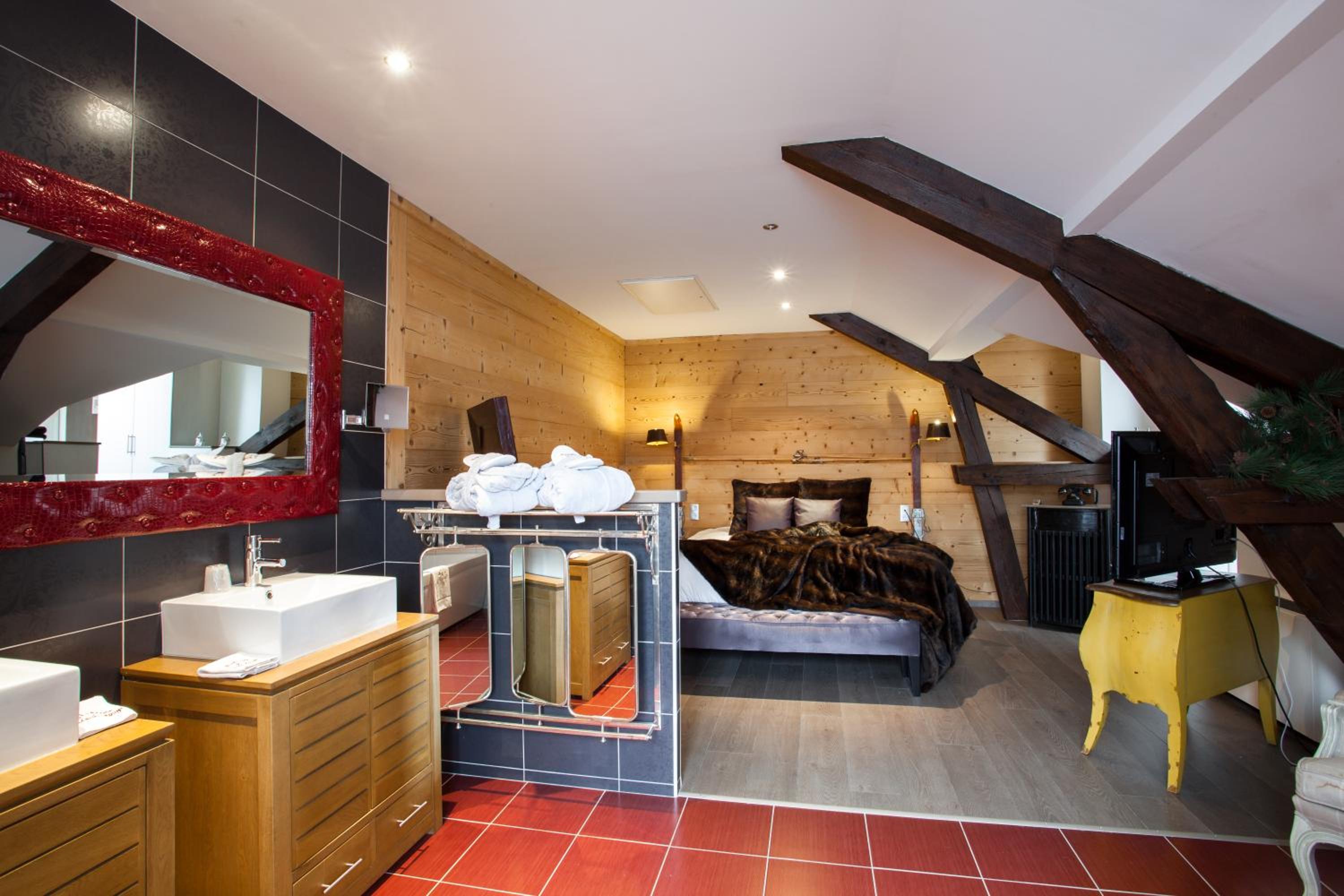Superior Suite - Photo 6