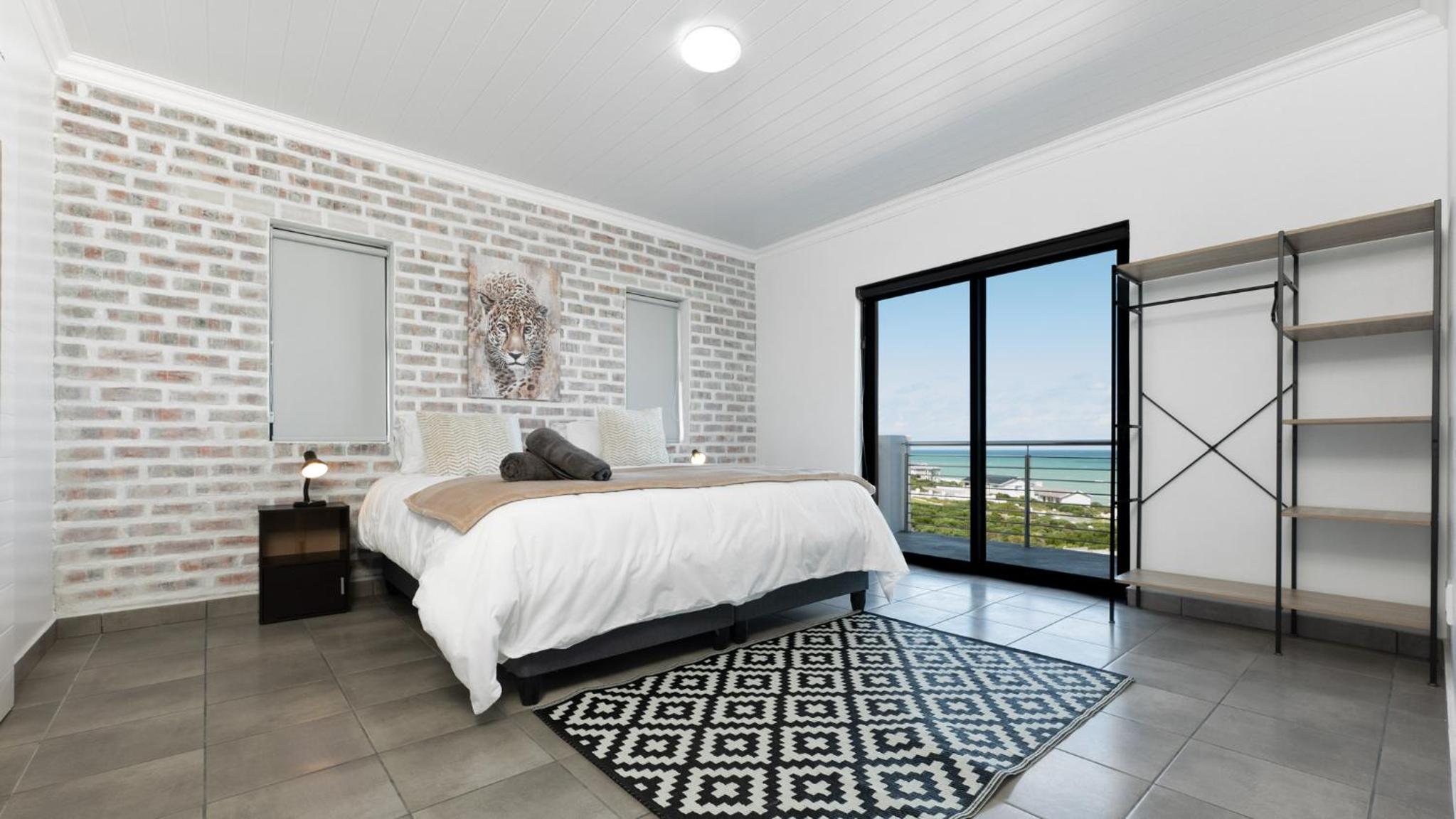 Family Room With Balcony photo 2