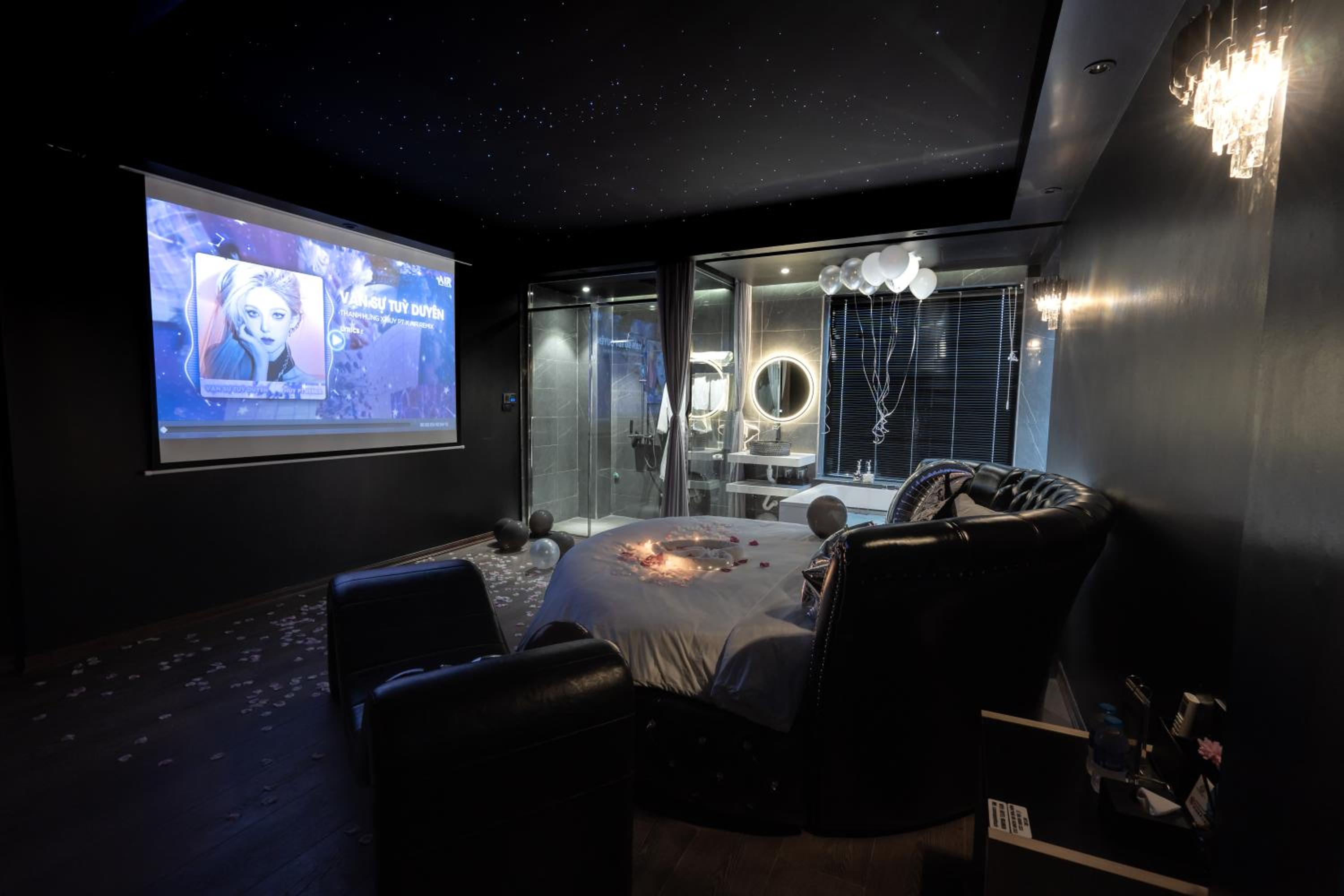 Suite with Hot Tub