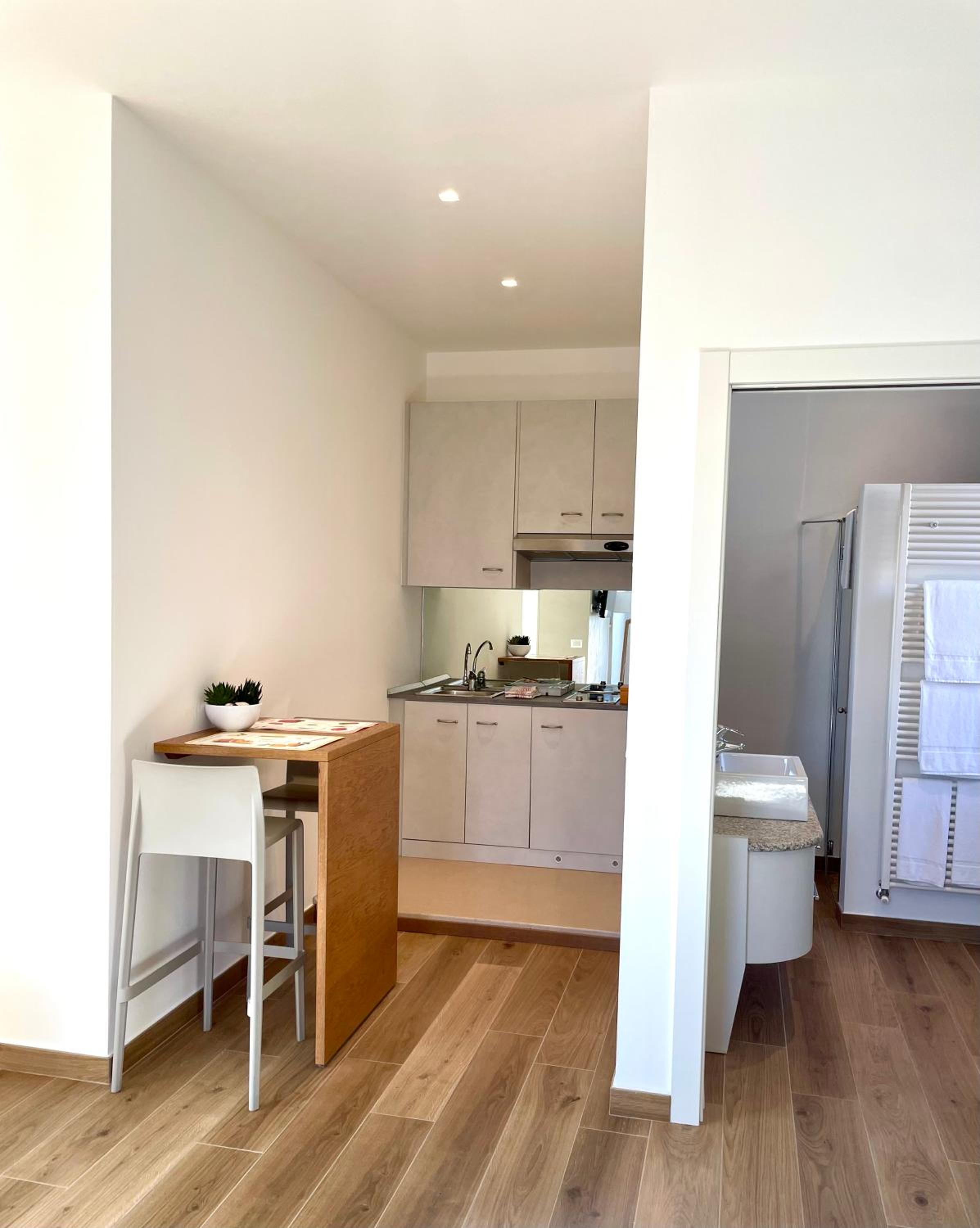 One-Bedroom Apartment with Lake View photo 2