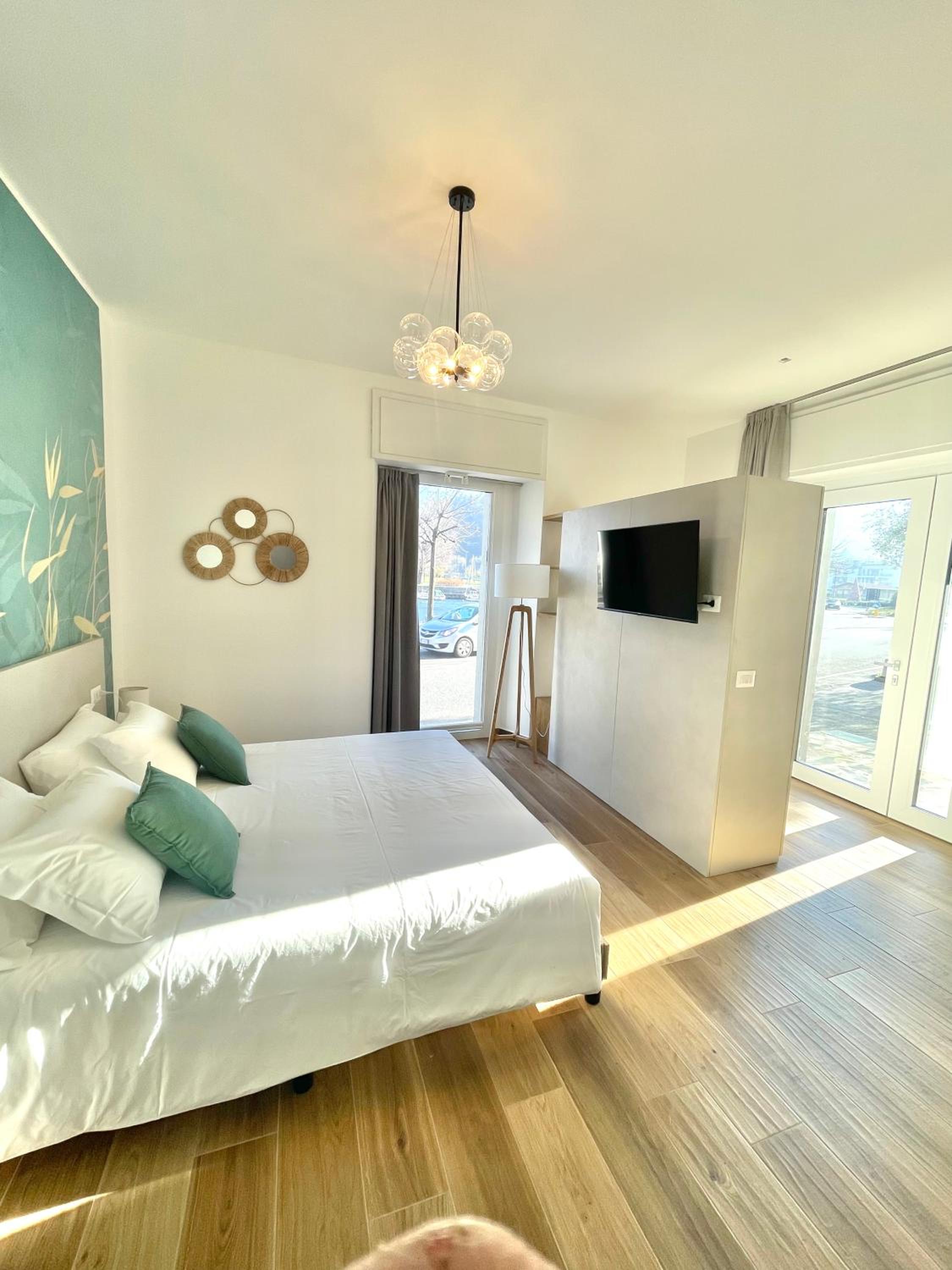 One-Bedroom Apartment with Lake View photo 1