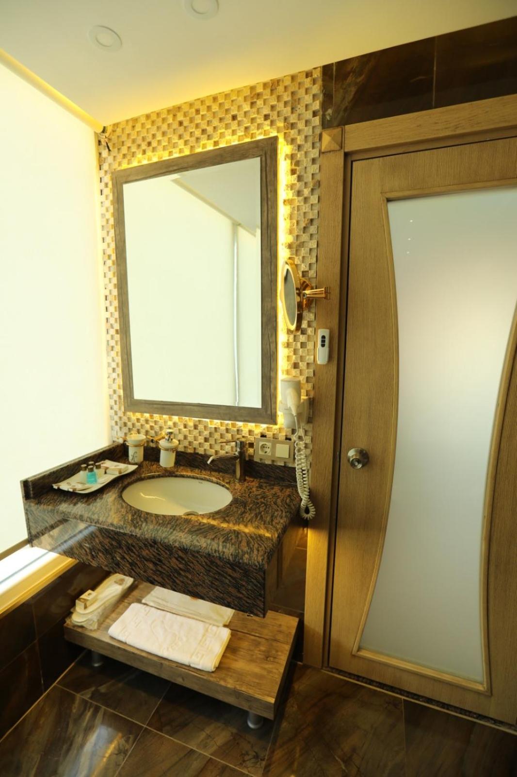 Deluxe King Suite photo 2