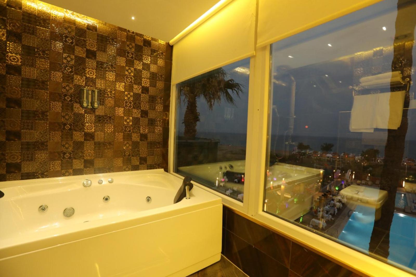 Deluxe King Suite photo 3