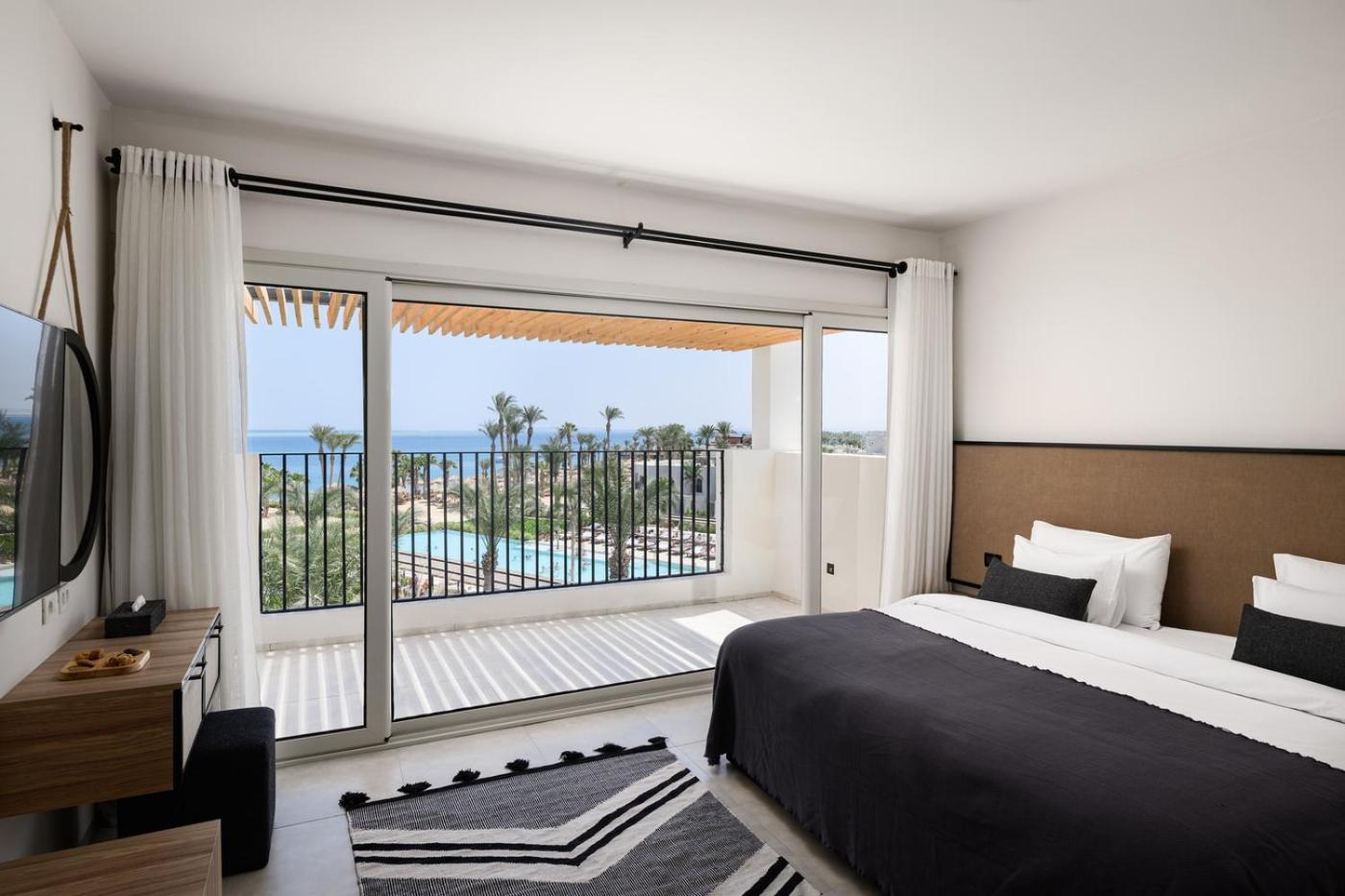 One-Bedroom Suite - Photo 2