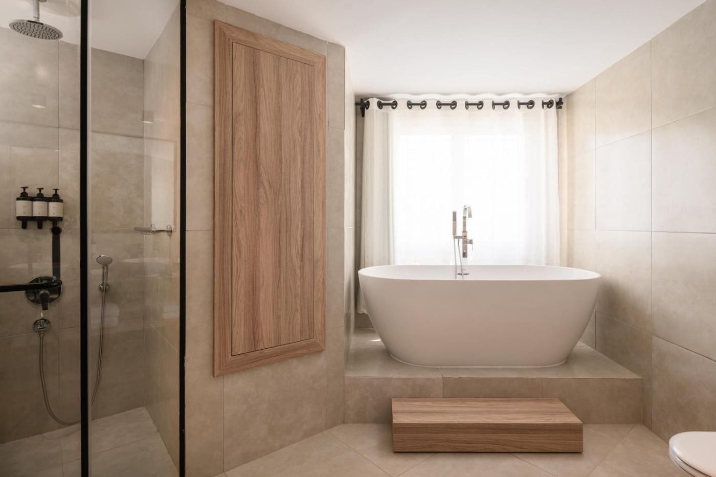 One-Bedroom Suite - Photo 3