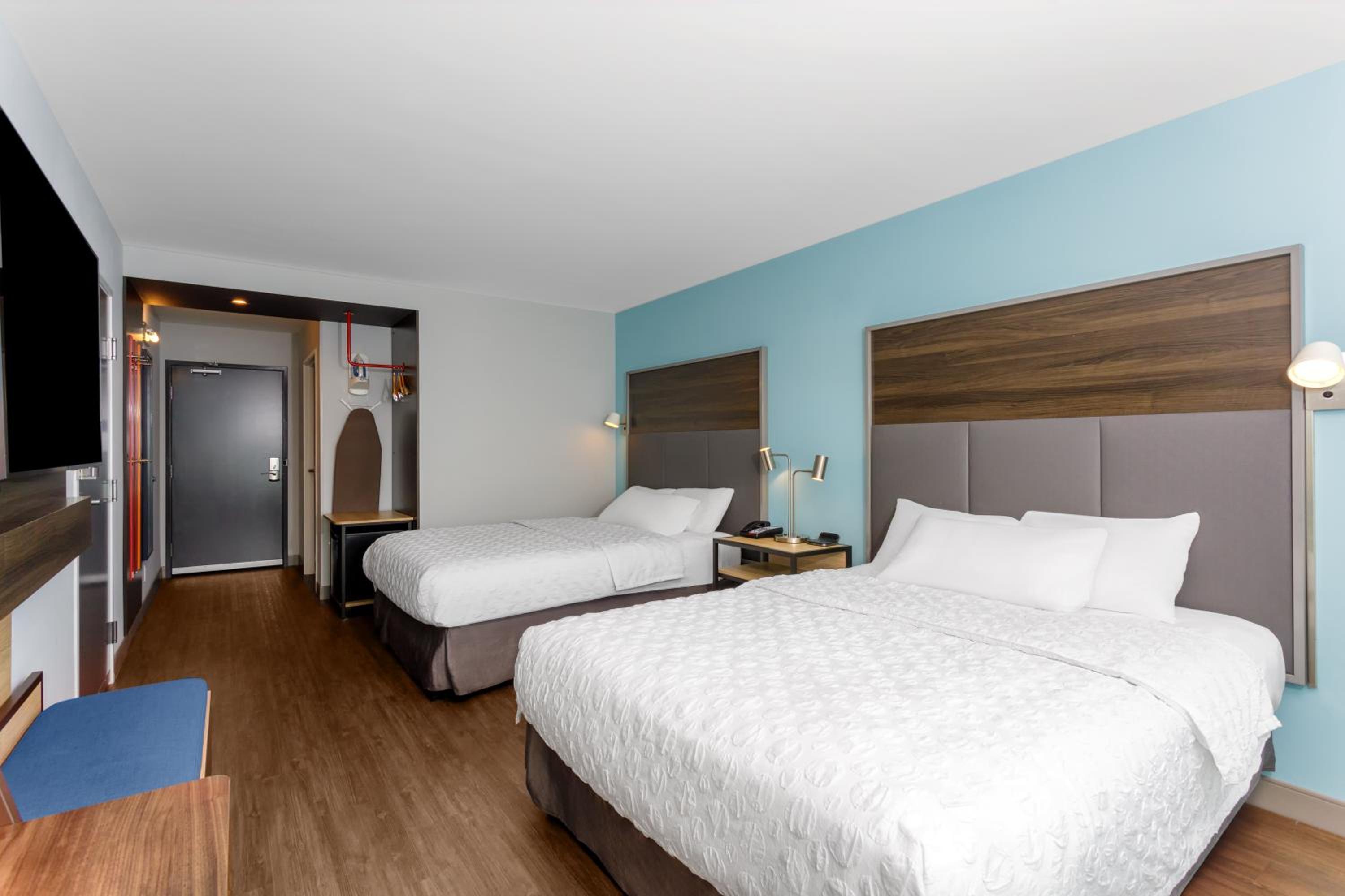 Queen Room With Two Queen Beds And Walk-In Shower - Photo 5