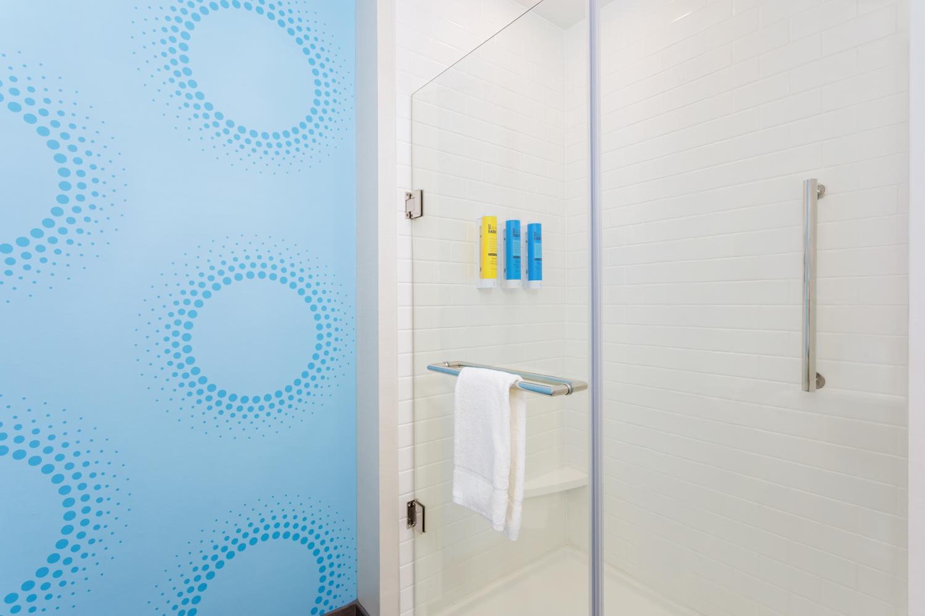 King Room With Walk-In Shower - Photo 9