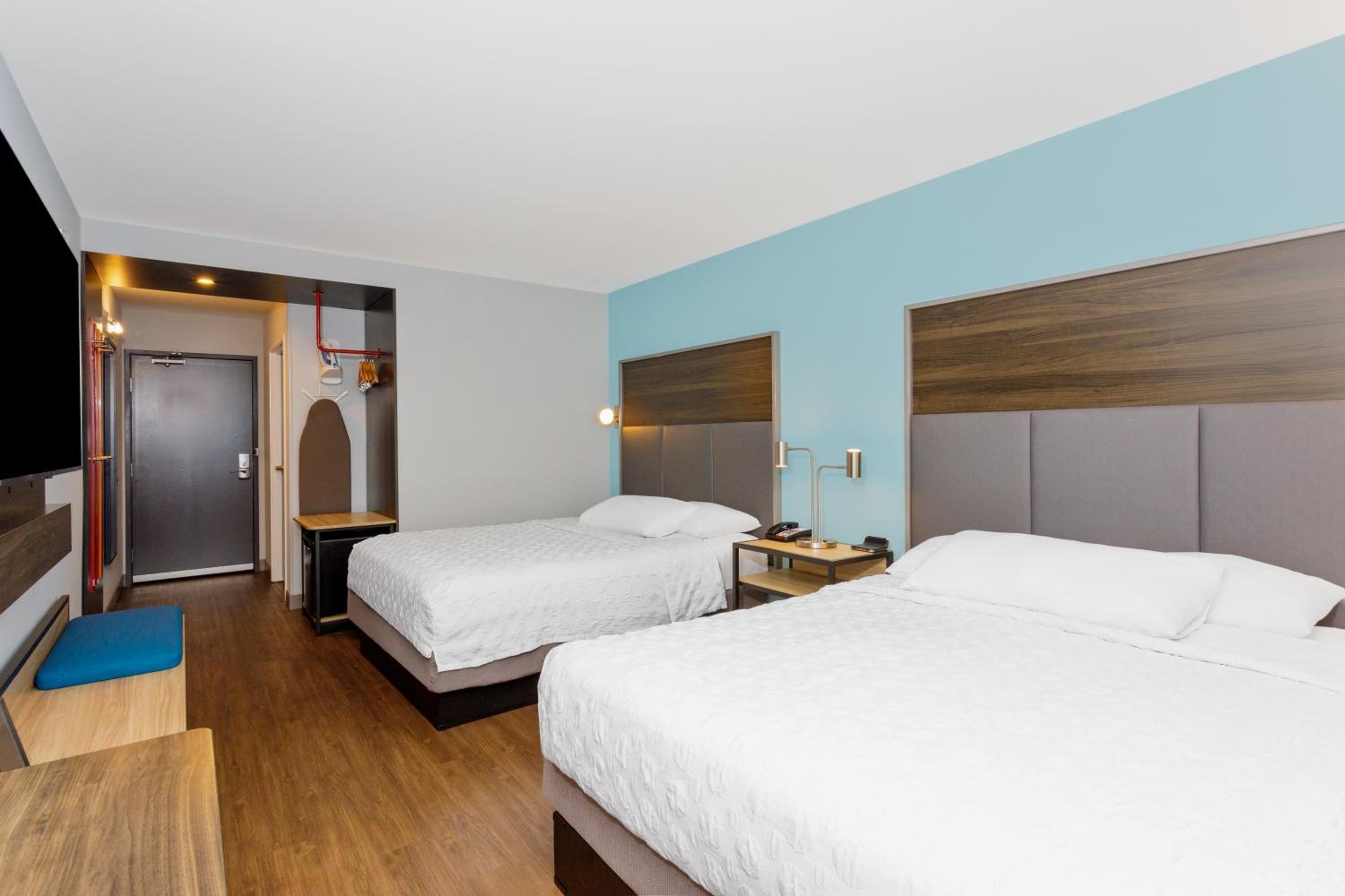 Queen Room With Two Queen Beds And Walk-In Shower - Photo 8