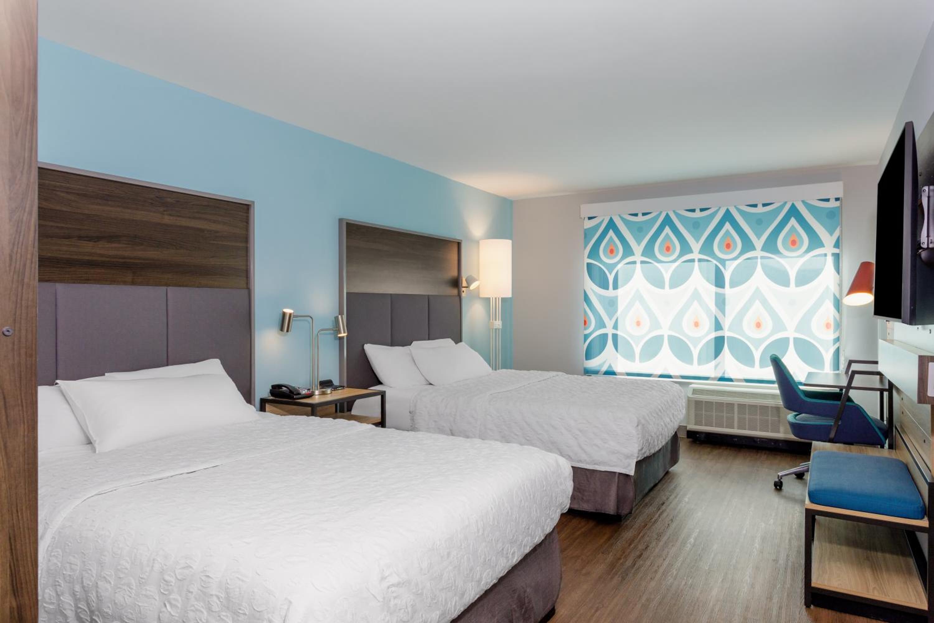 Queen Room With Two Queen Beds And Walk-In Shower - Photo 9