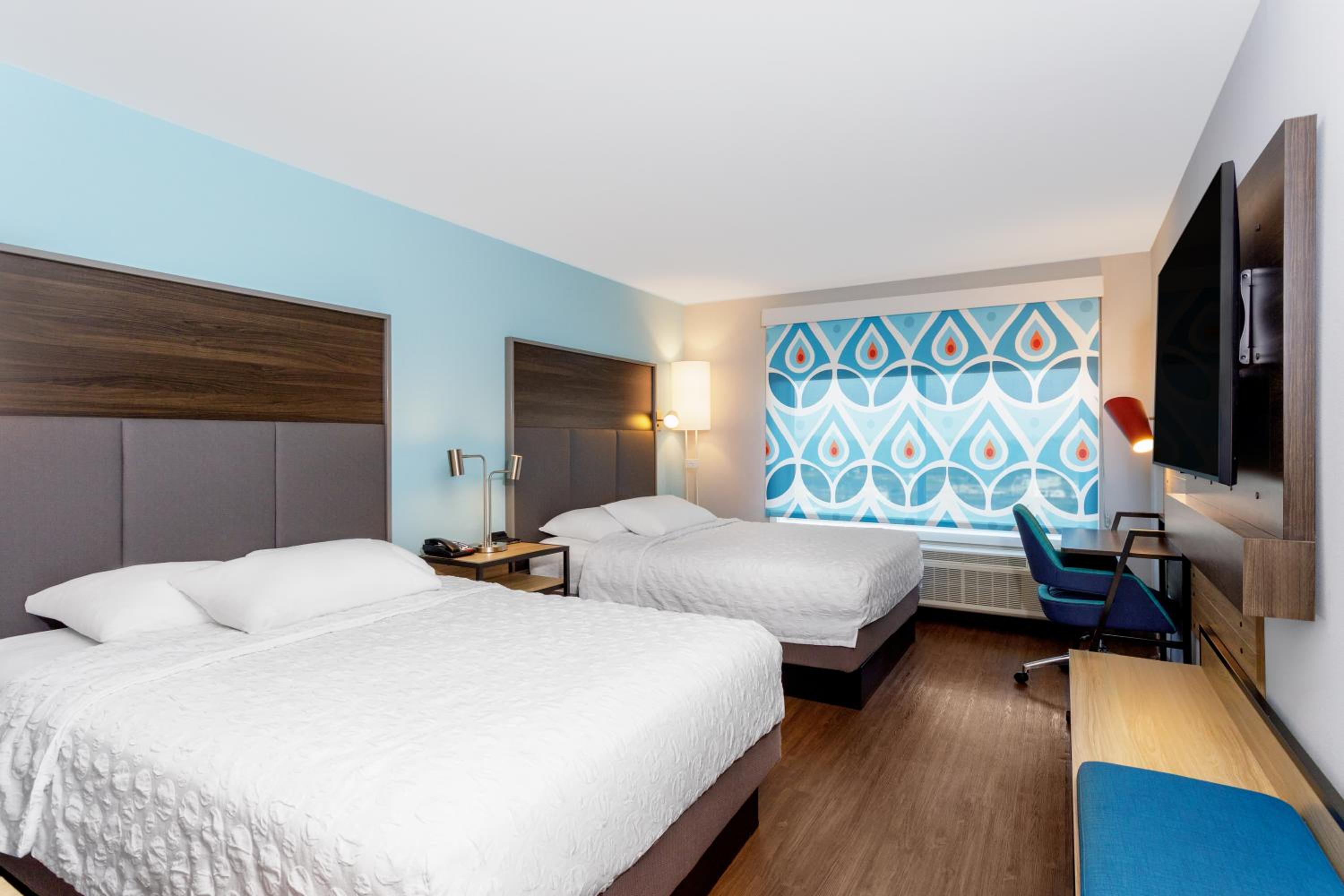 Queen Room With Two Queen Beds And Walk-In Shower - Photo 7