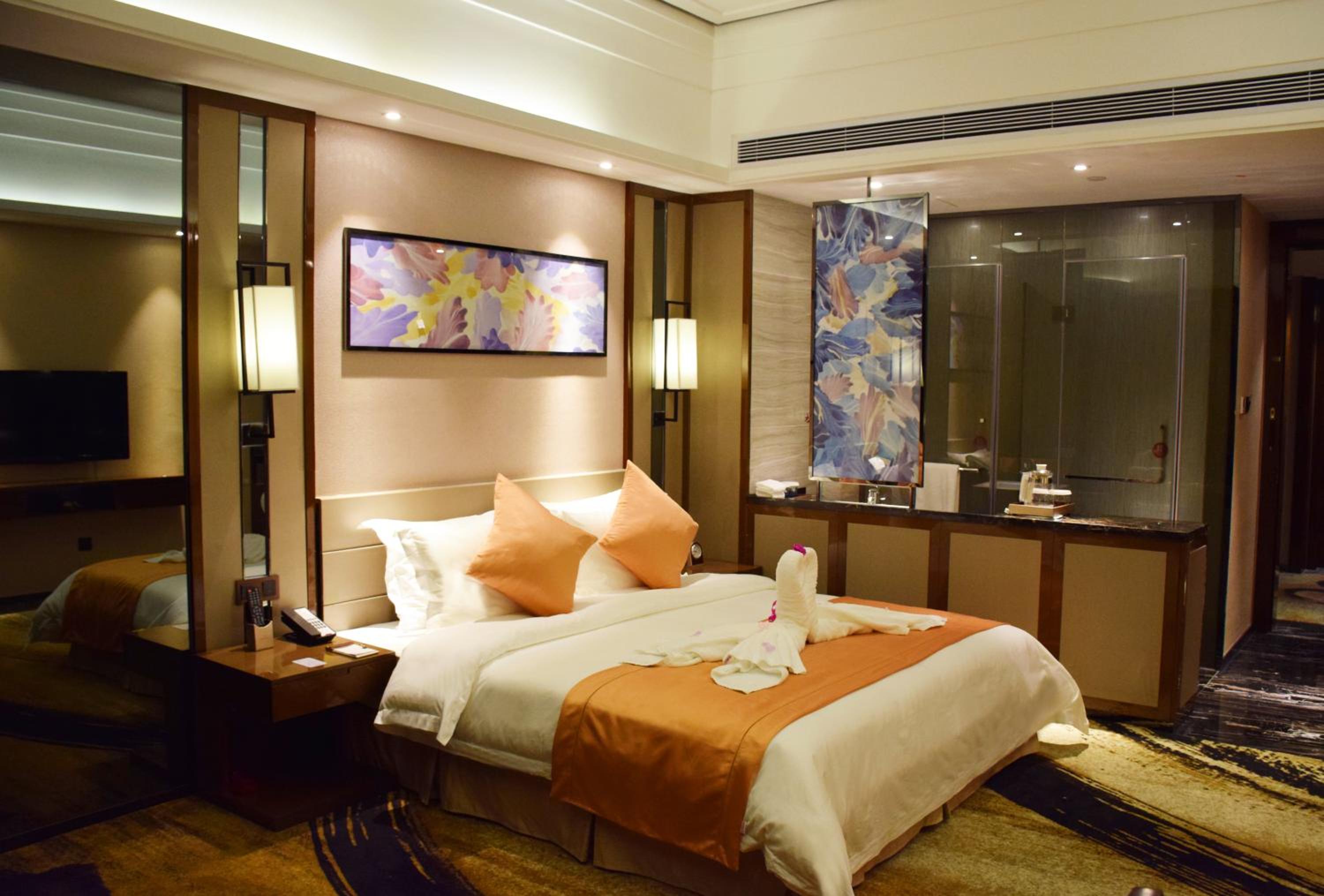 Deluxe King Room - Non-Smoking photo 2