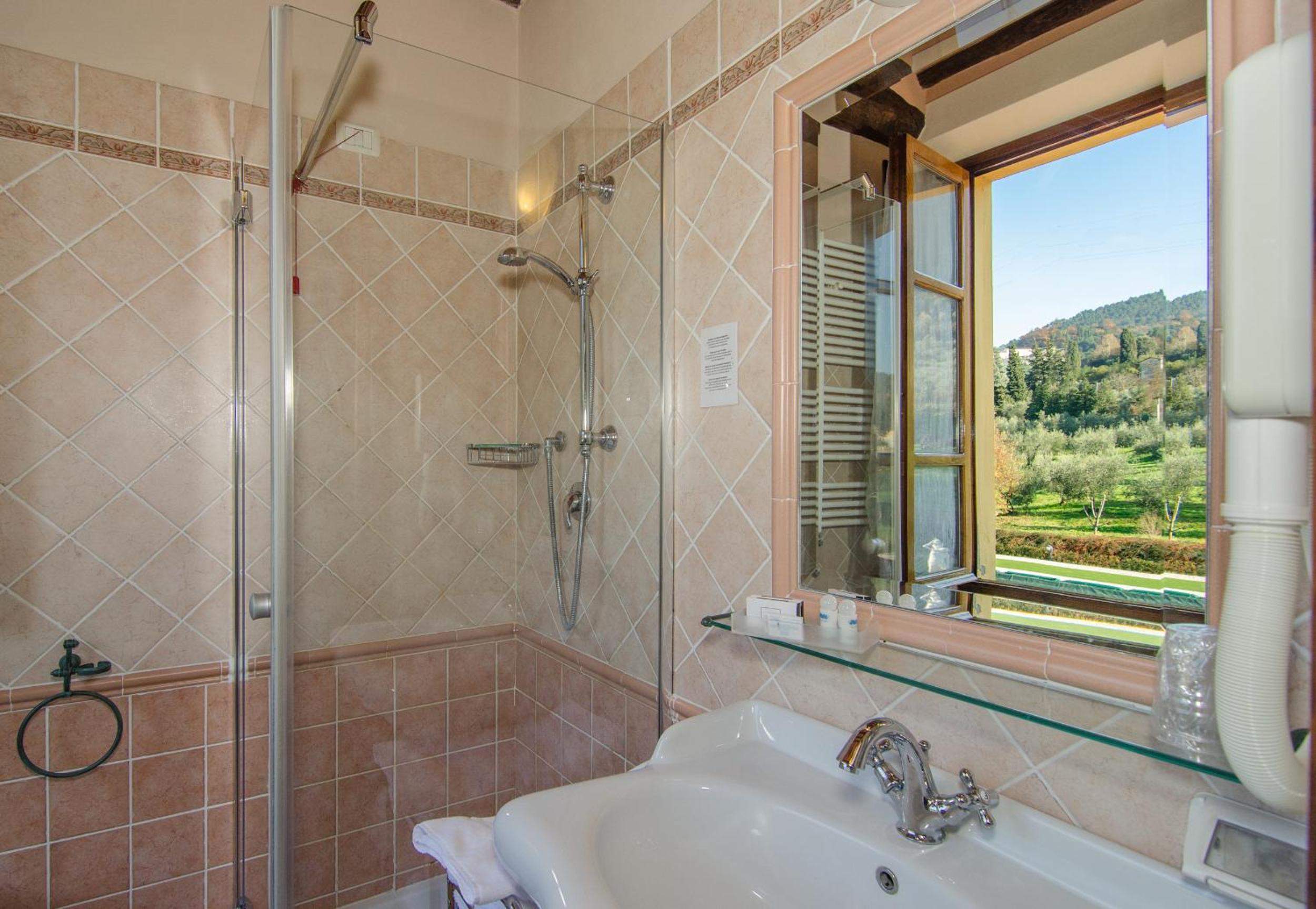 Deluxe Double Room - Photo 11