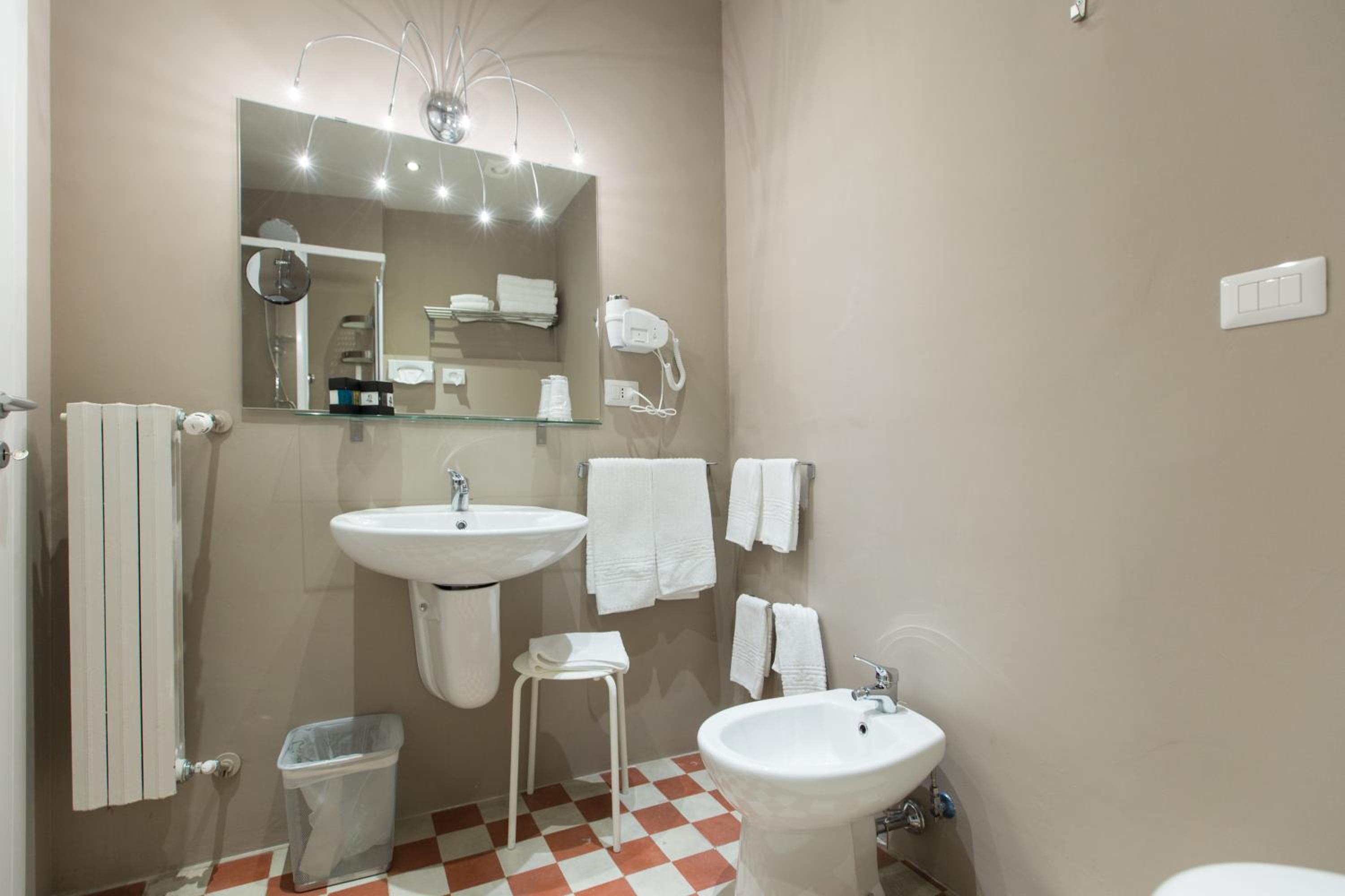 Quadruple Room with Private Bathroom - Photo 7