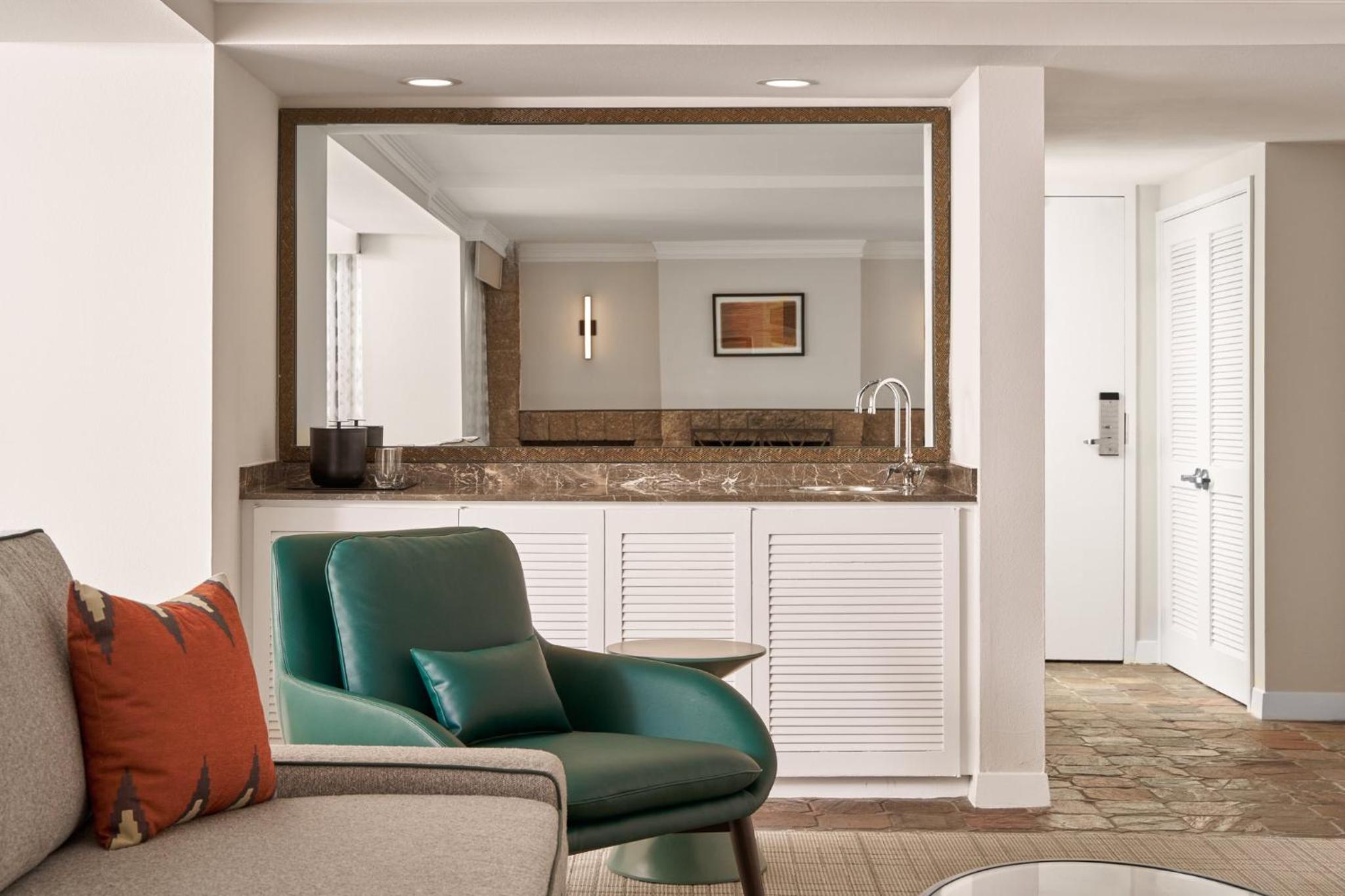 Deluxe King Suite - Photo 2