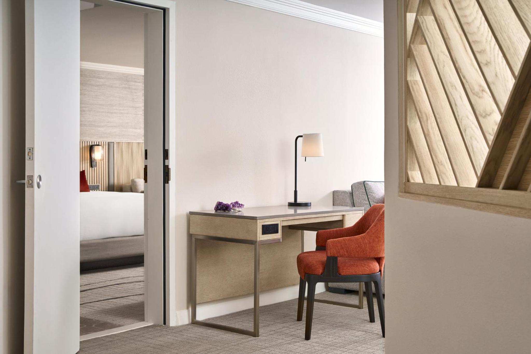 Suite - Photo 3