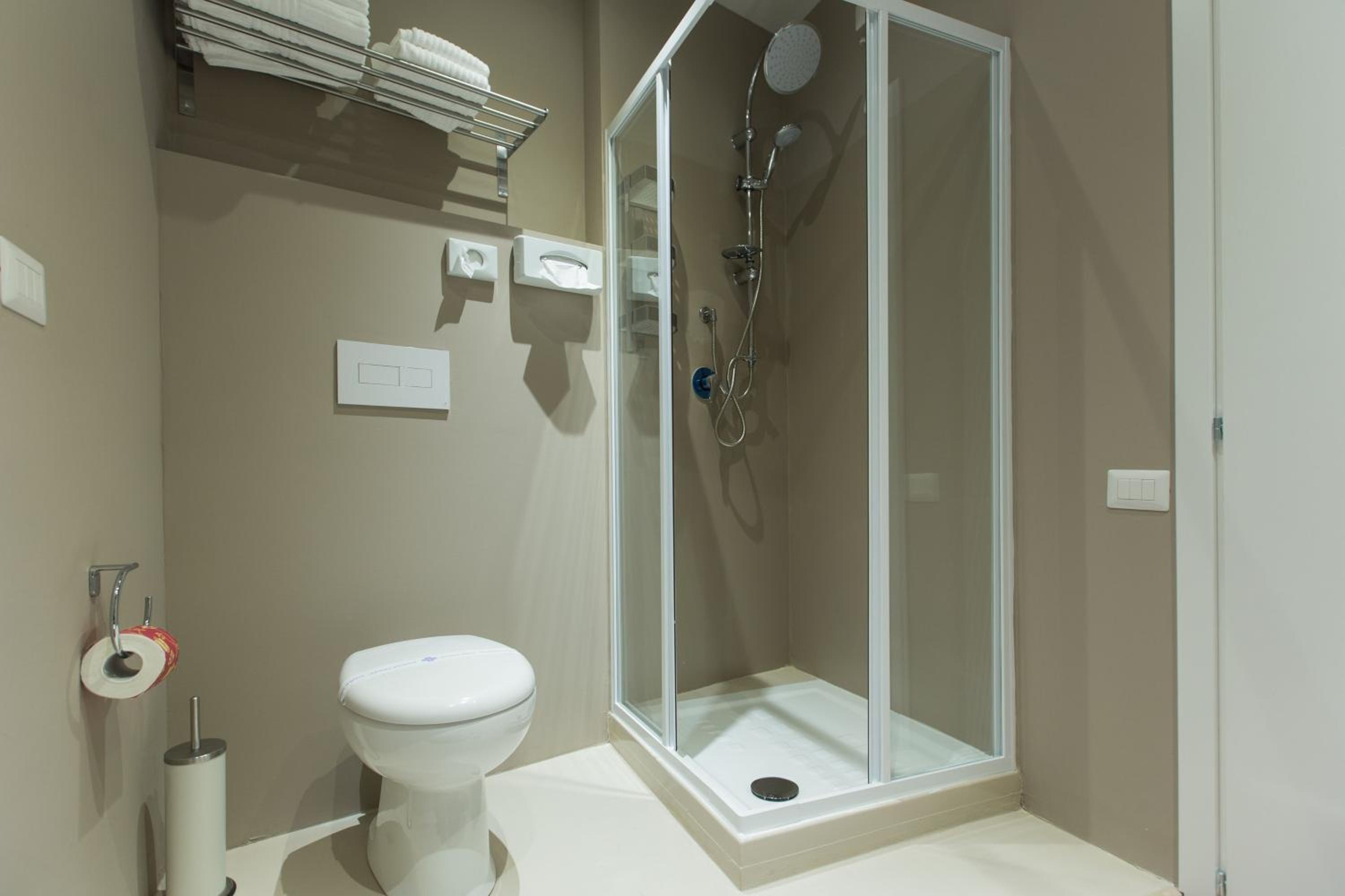 Quadruple Room with Private Bathroom - Photo 9