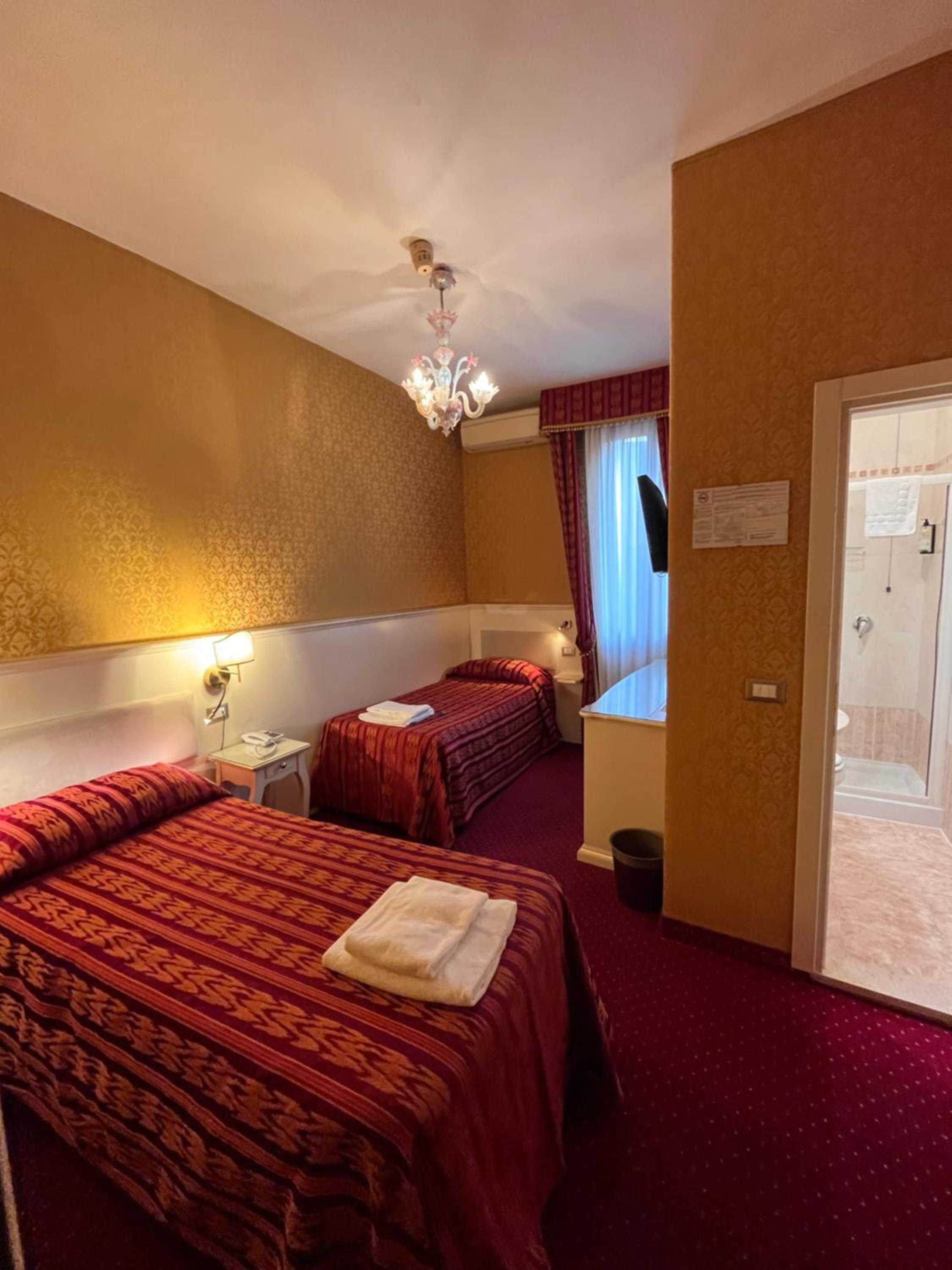 Twin Room with Shower
