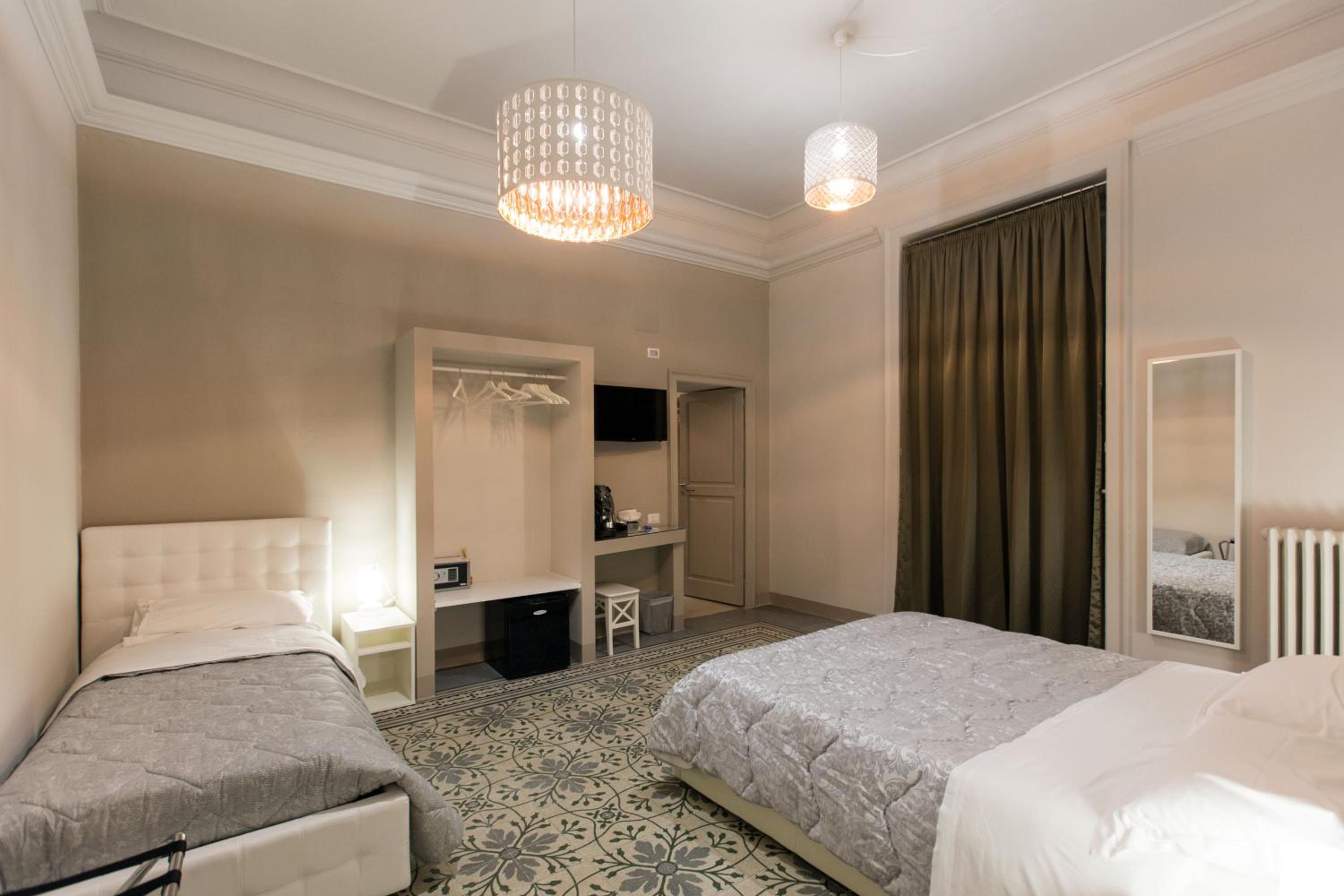 Quadruple Room with Private Bathroom - Photo 1