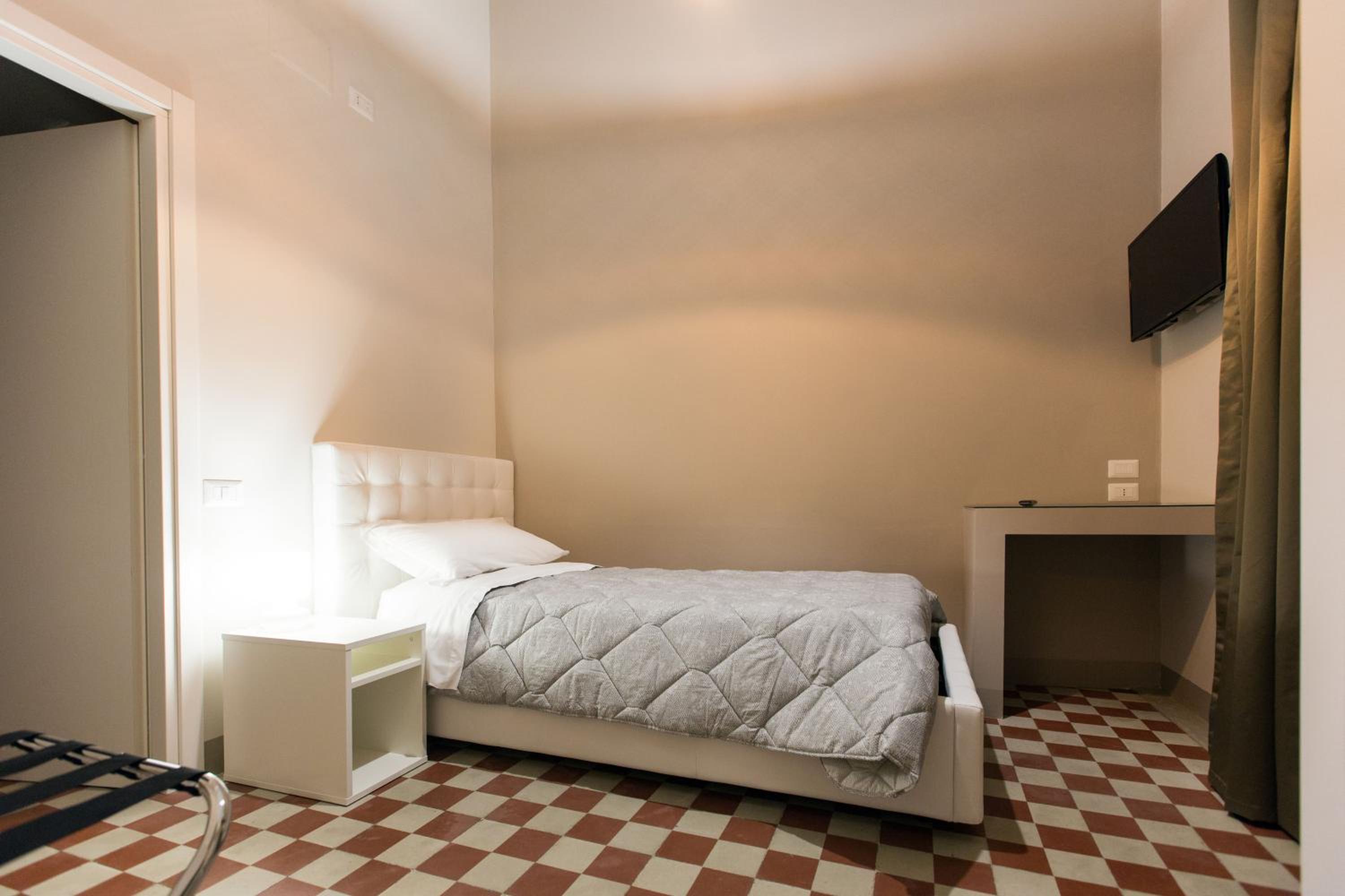 Quadruple Room with Private Bathroom - Photo 8