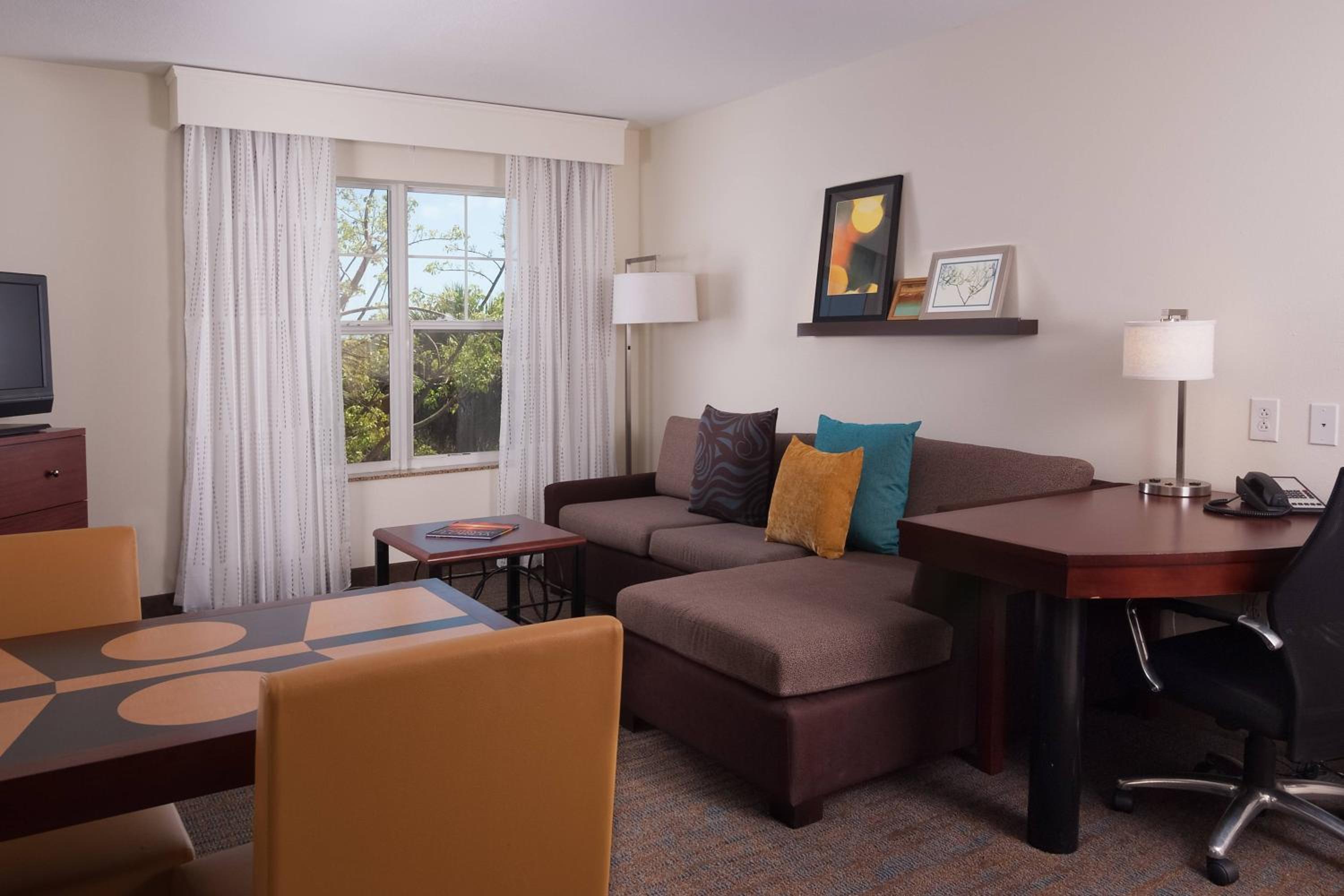 One-Bedroom Queen Suite with Sofa Bed and Balcony - Photo 2