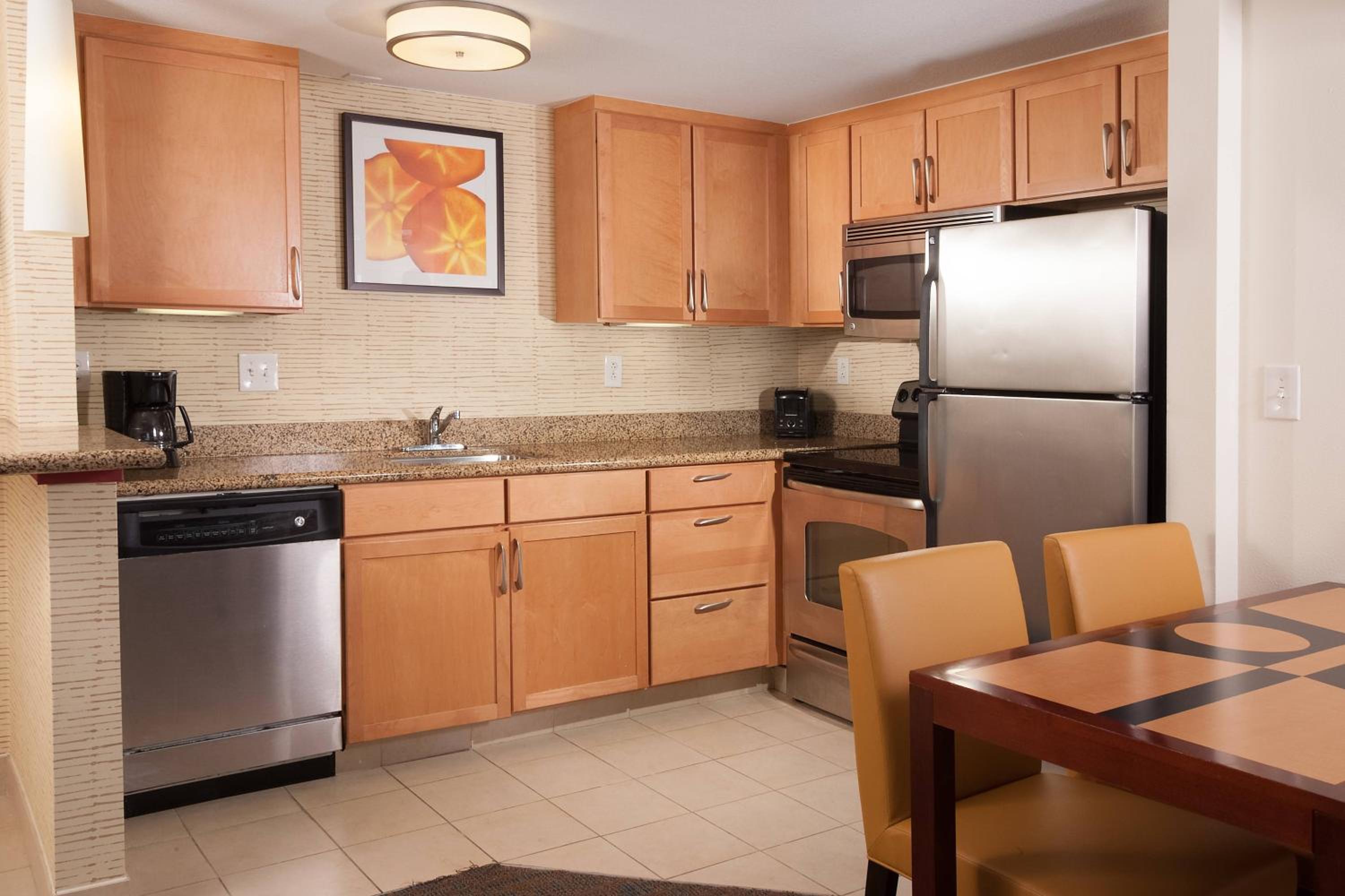 Two-Bedroom Suite with Roll-in Shower - Mobility and Hearing Accessible - Photo 4