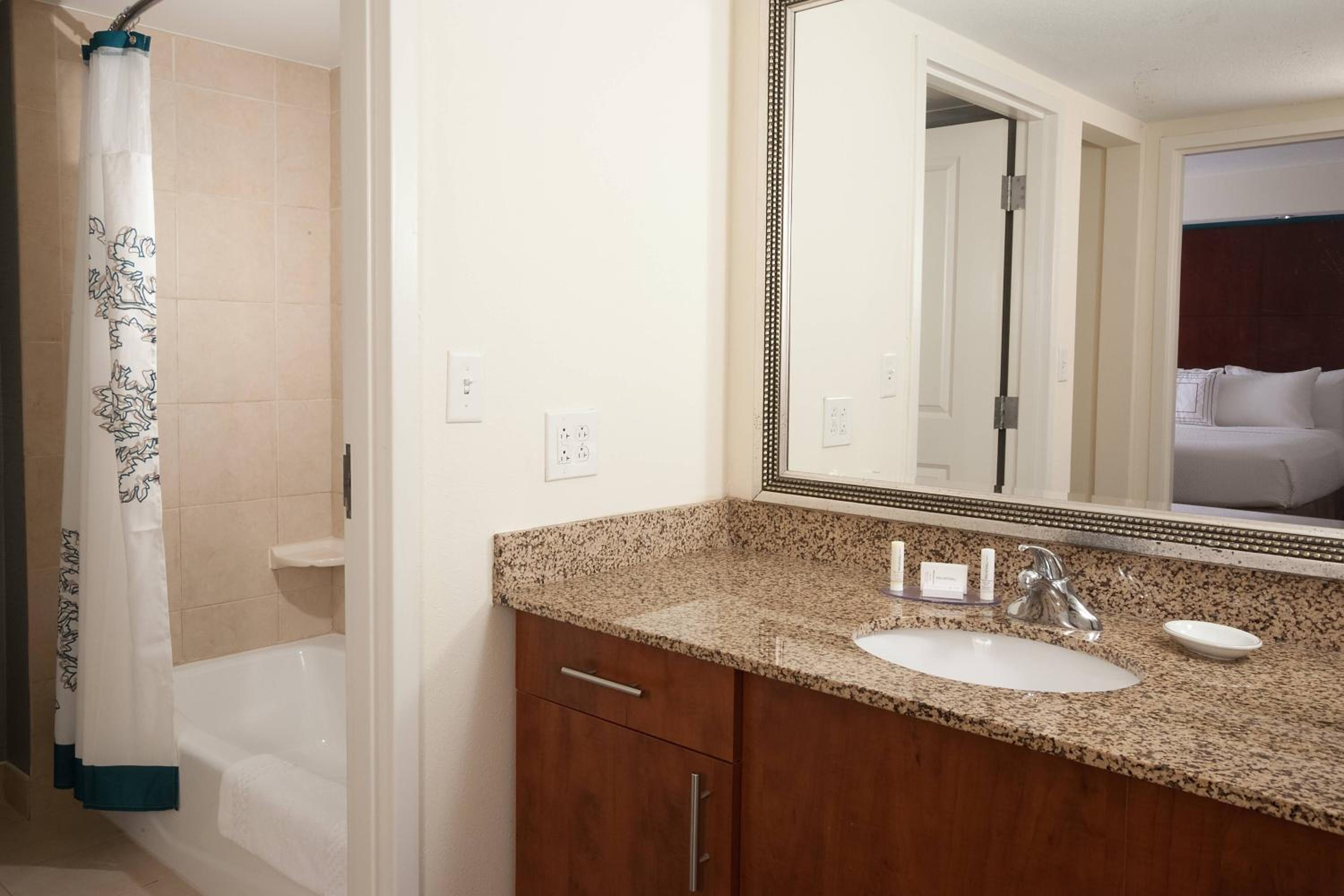 Two-Bedroom Suite with Roll-in Shower - Mobility and Hearing Accessible - Photo 5