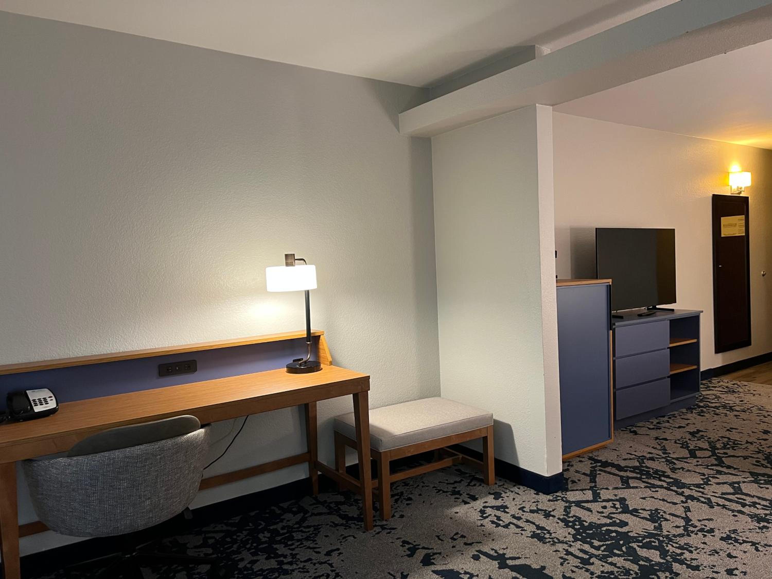 King Suite with Sofa bed - Non Smoking/Interior Hall photo 3