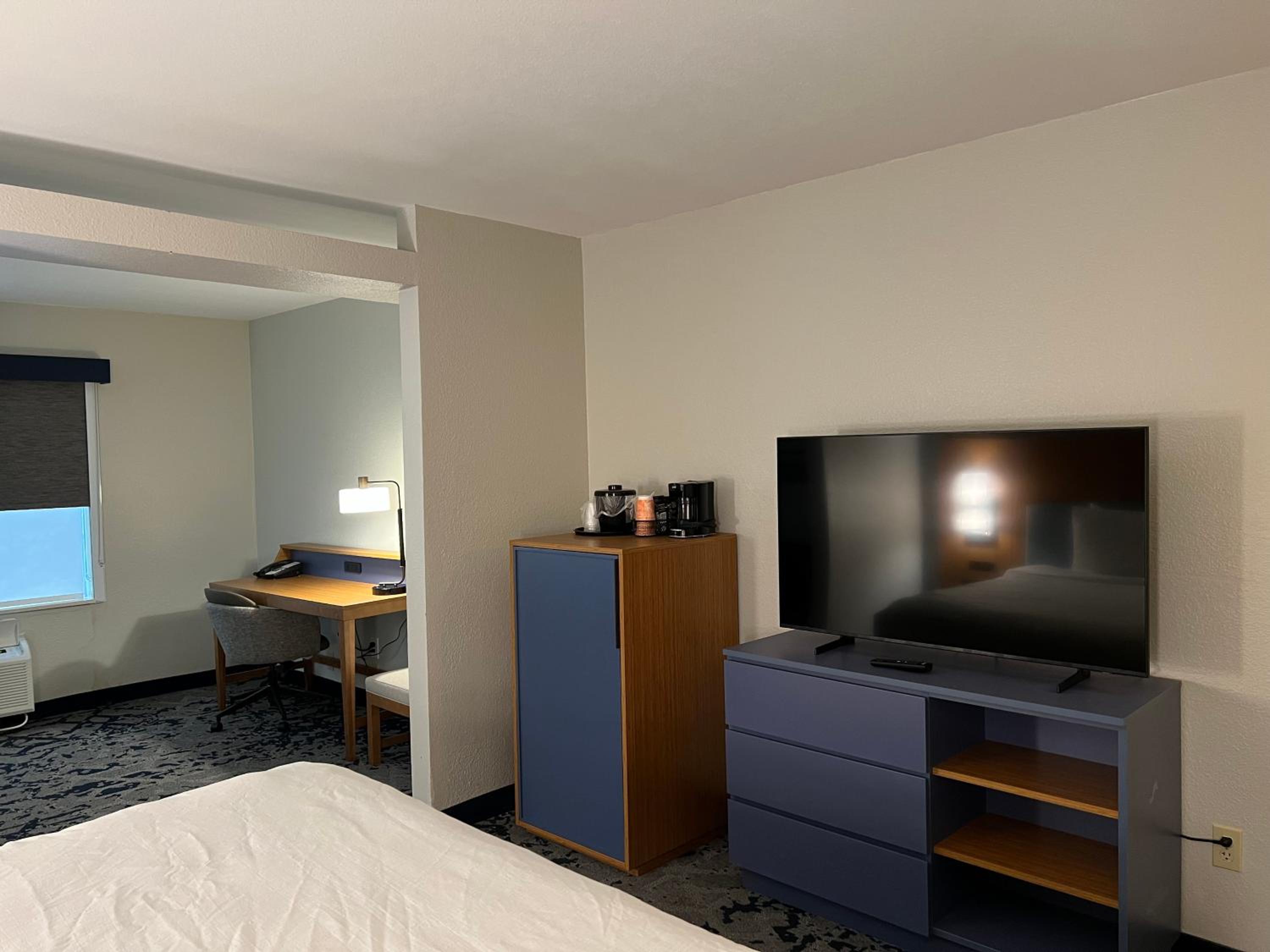 King Suite with Sofa bed - Non Smoking/Interior Hall photo 1
