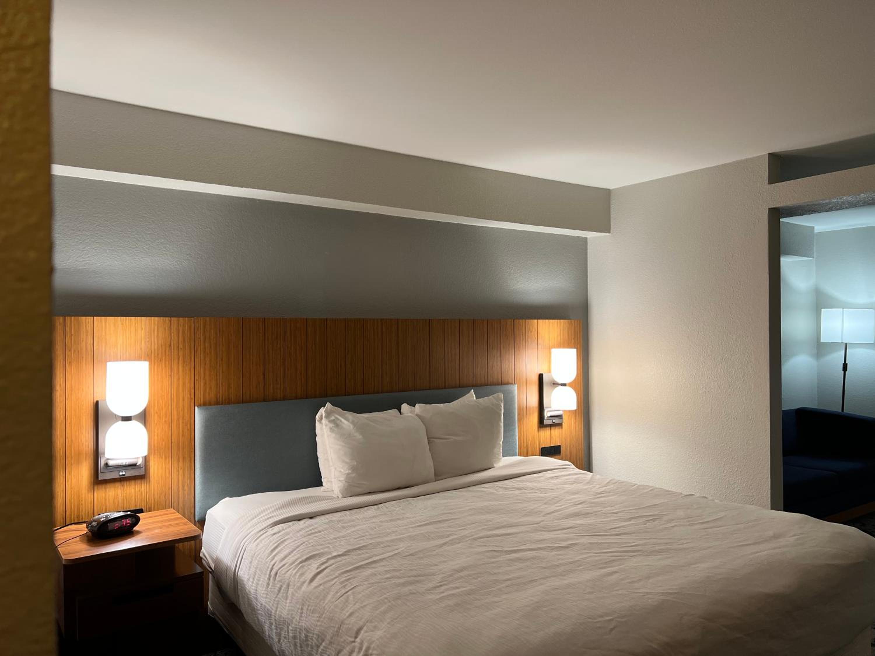 King Suite with Sofa bed - Non Smoking/Interior Hall photo 2