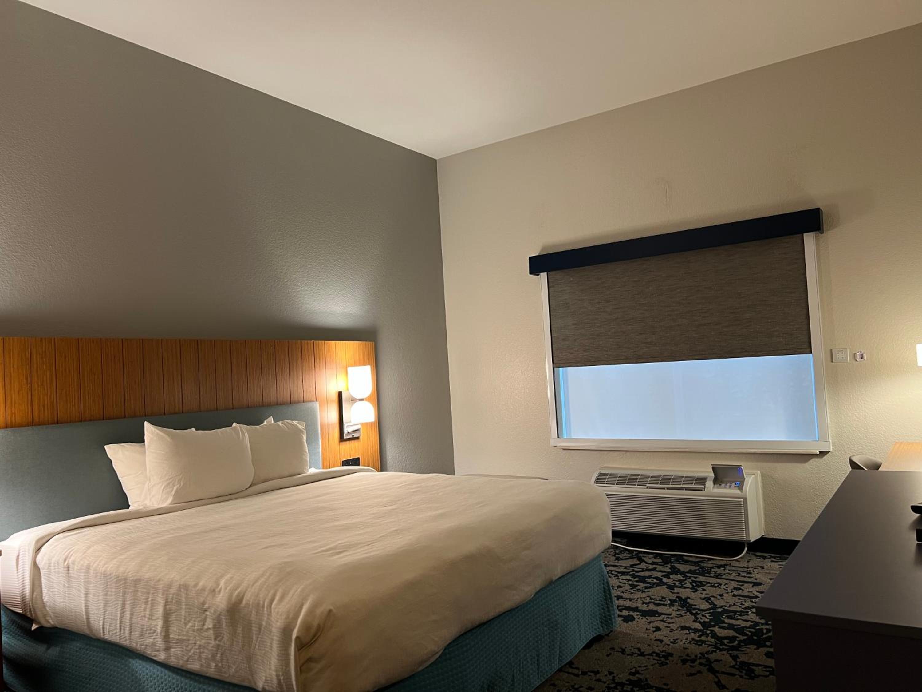 King Room with Tub - Disability Access/Non Smoking/Interior Hall photo 2