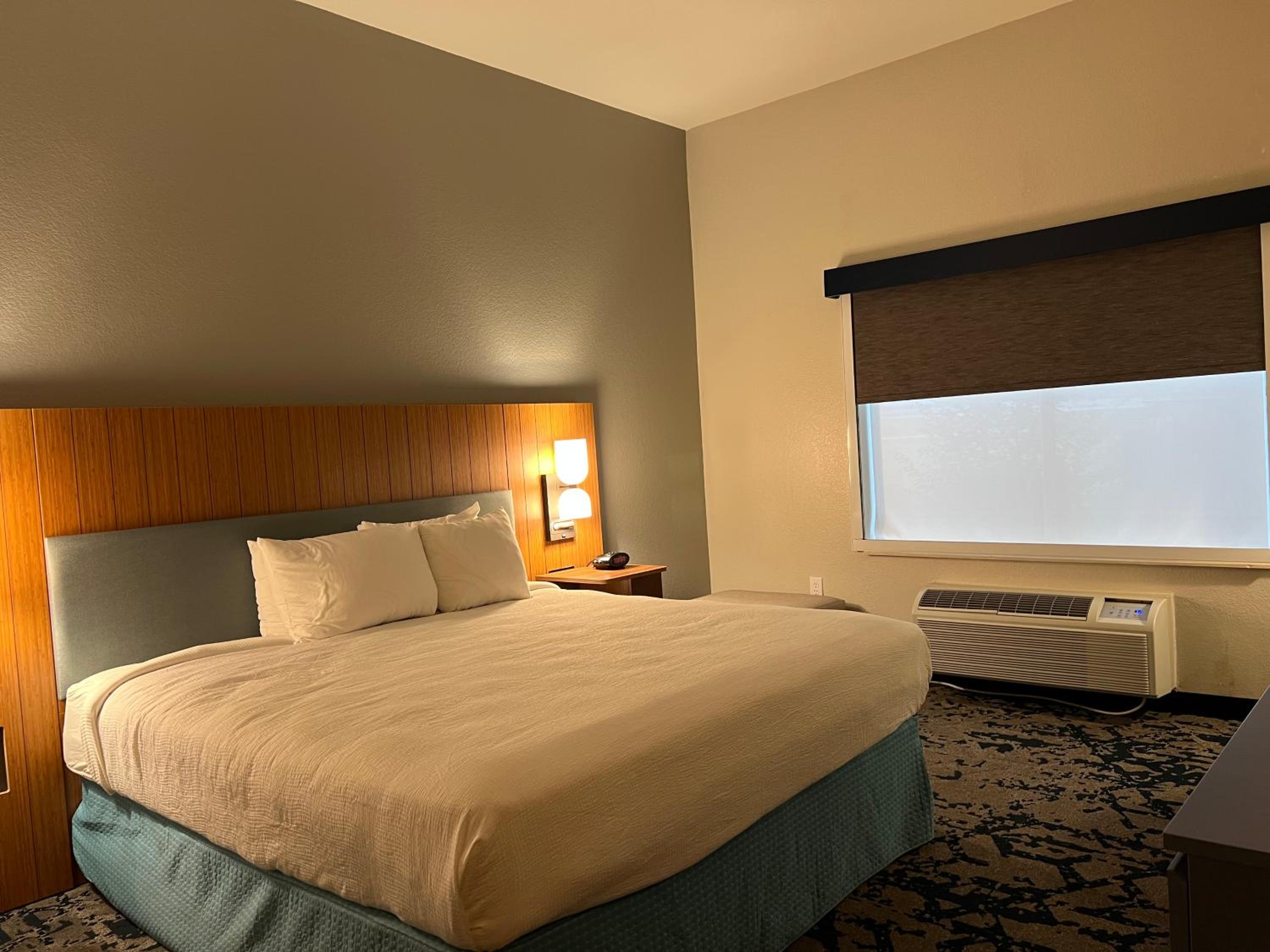 King Room with Tub - Disability Access/Non Smoking/Ground floor/Interior Hall