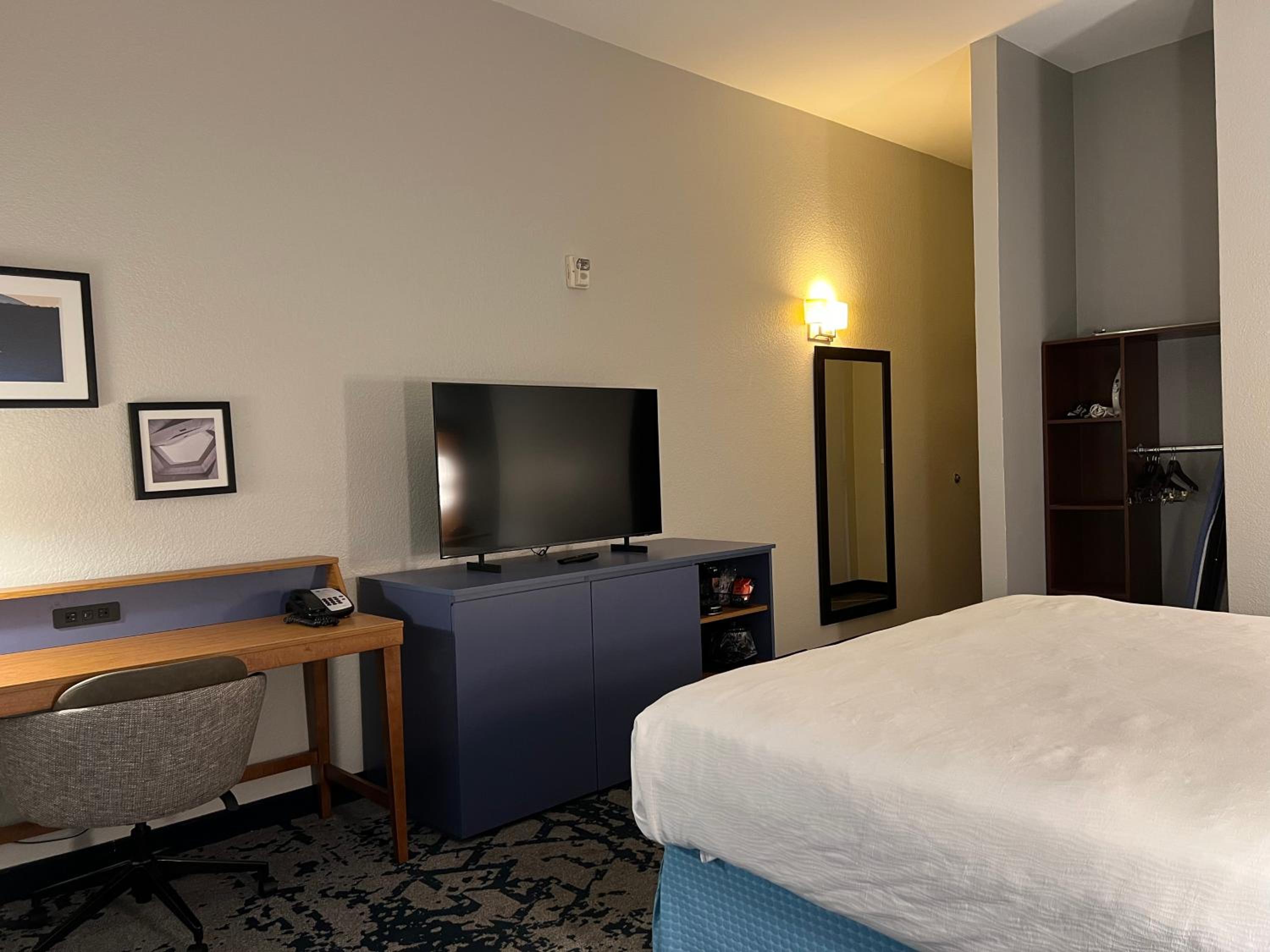 King Room with Tub - Disability Access/Non Smoking/Ground floor/Interior Hall photo 3