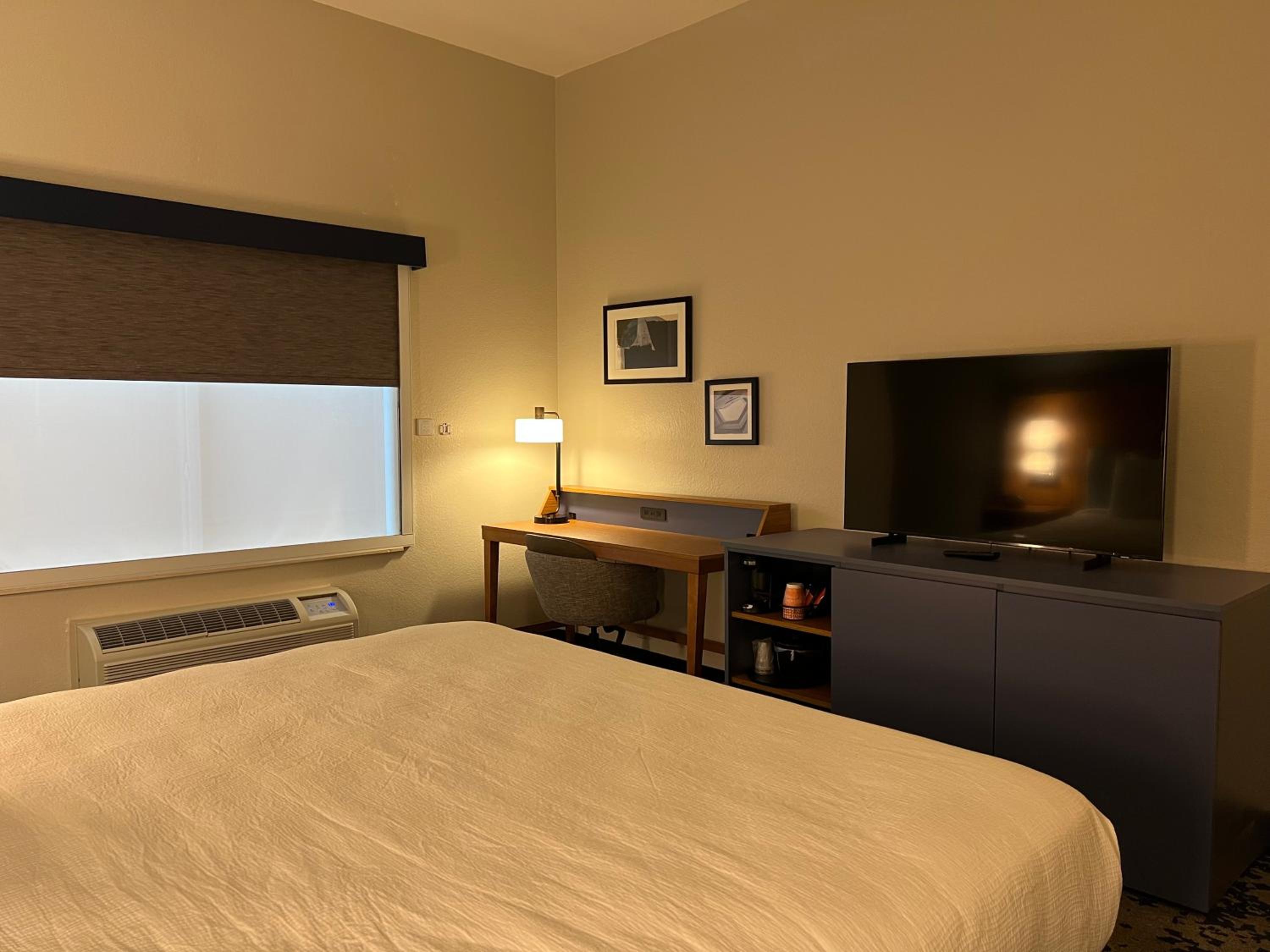 King Room with Tub - Disability Access/Non Smoking/Ground floor/Interior Hall photo 1