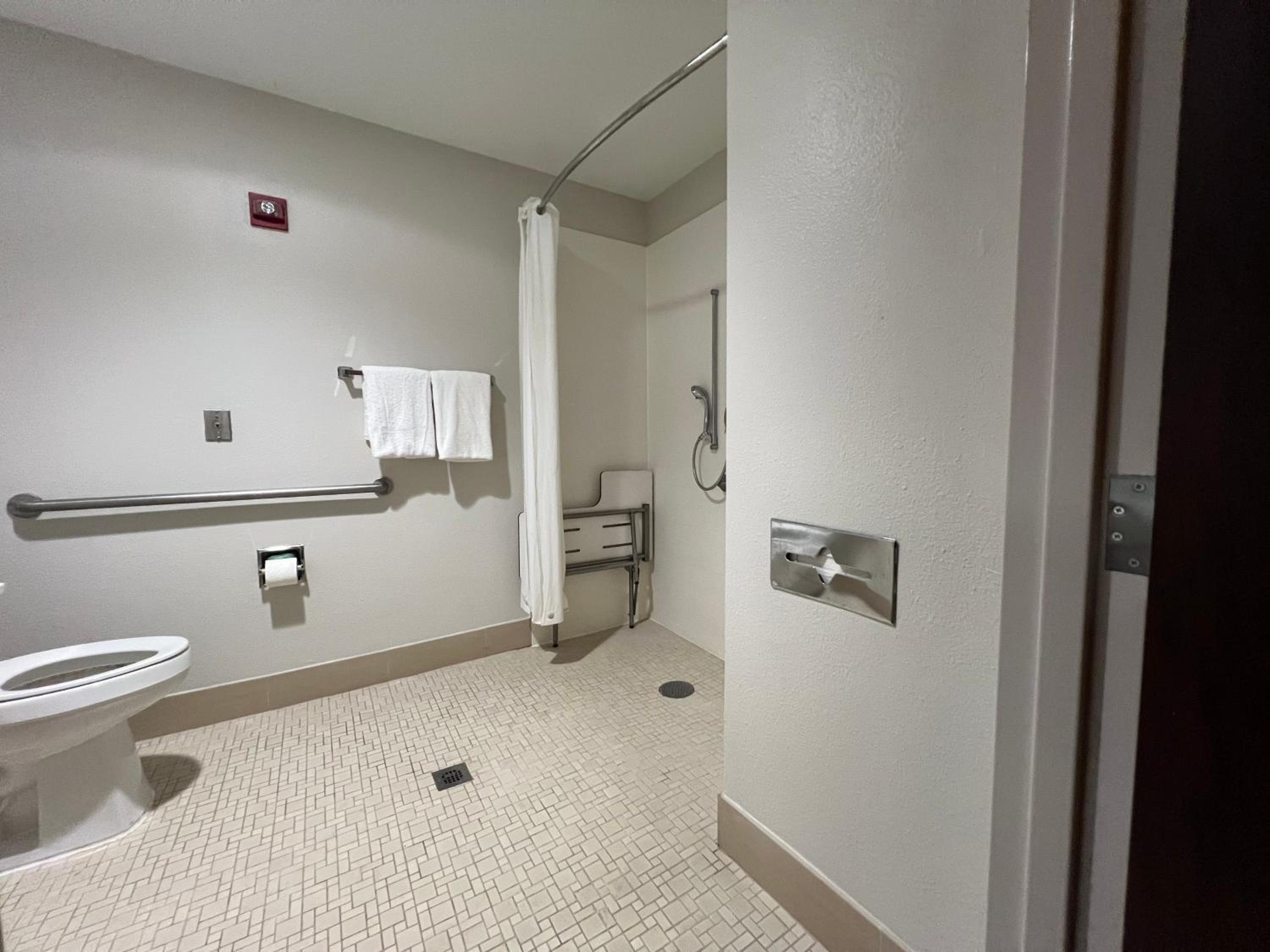 King Room with Tub - Disability Access/Non Smoking/Ground floor/Interior Hall photo 2